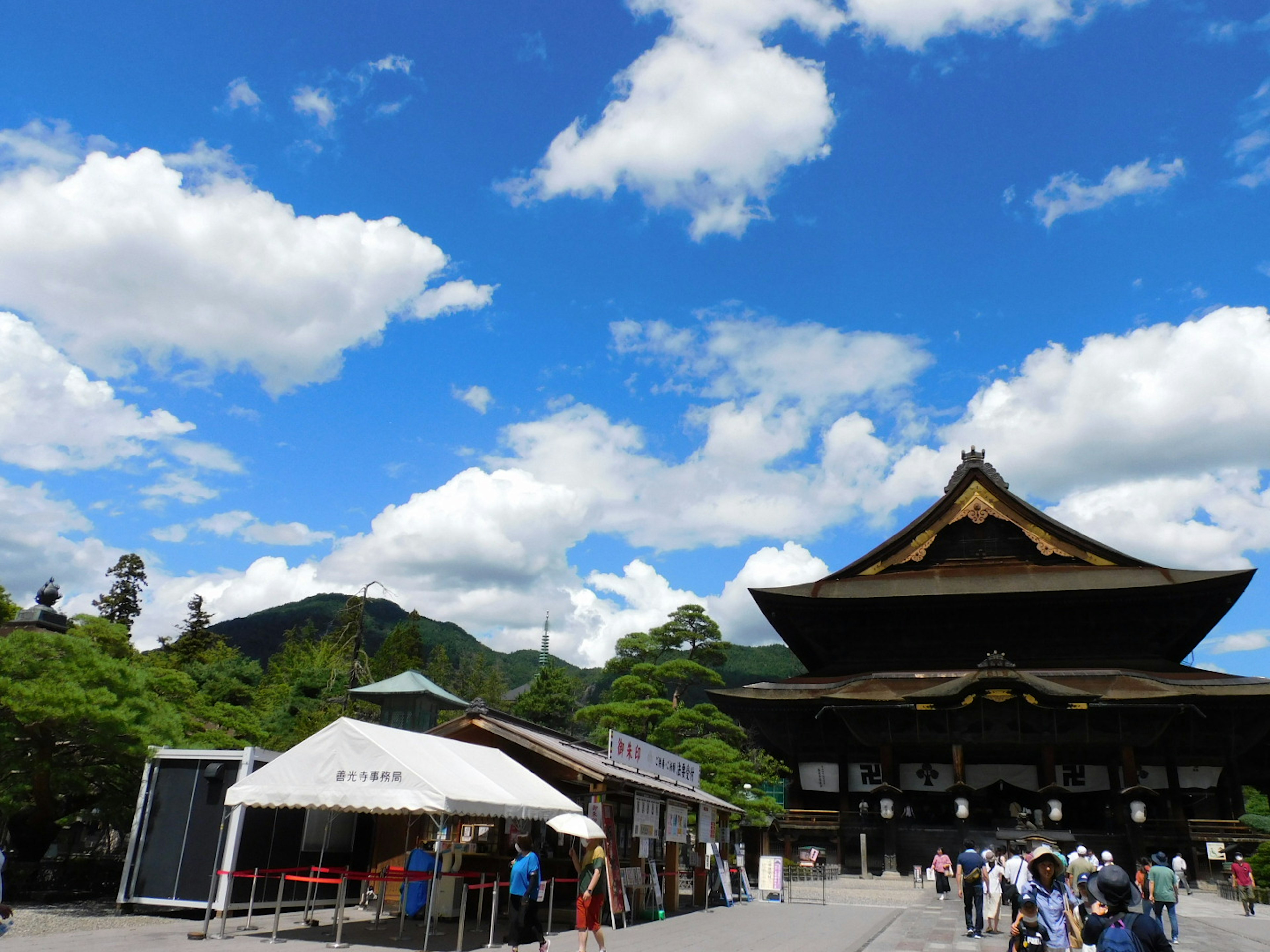 Kuil Jepang yang indah di bawah langit biru dengan awan dan pengunjung