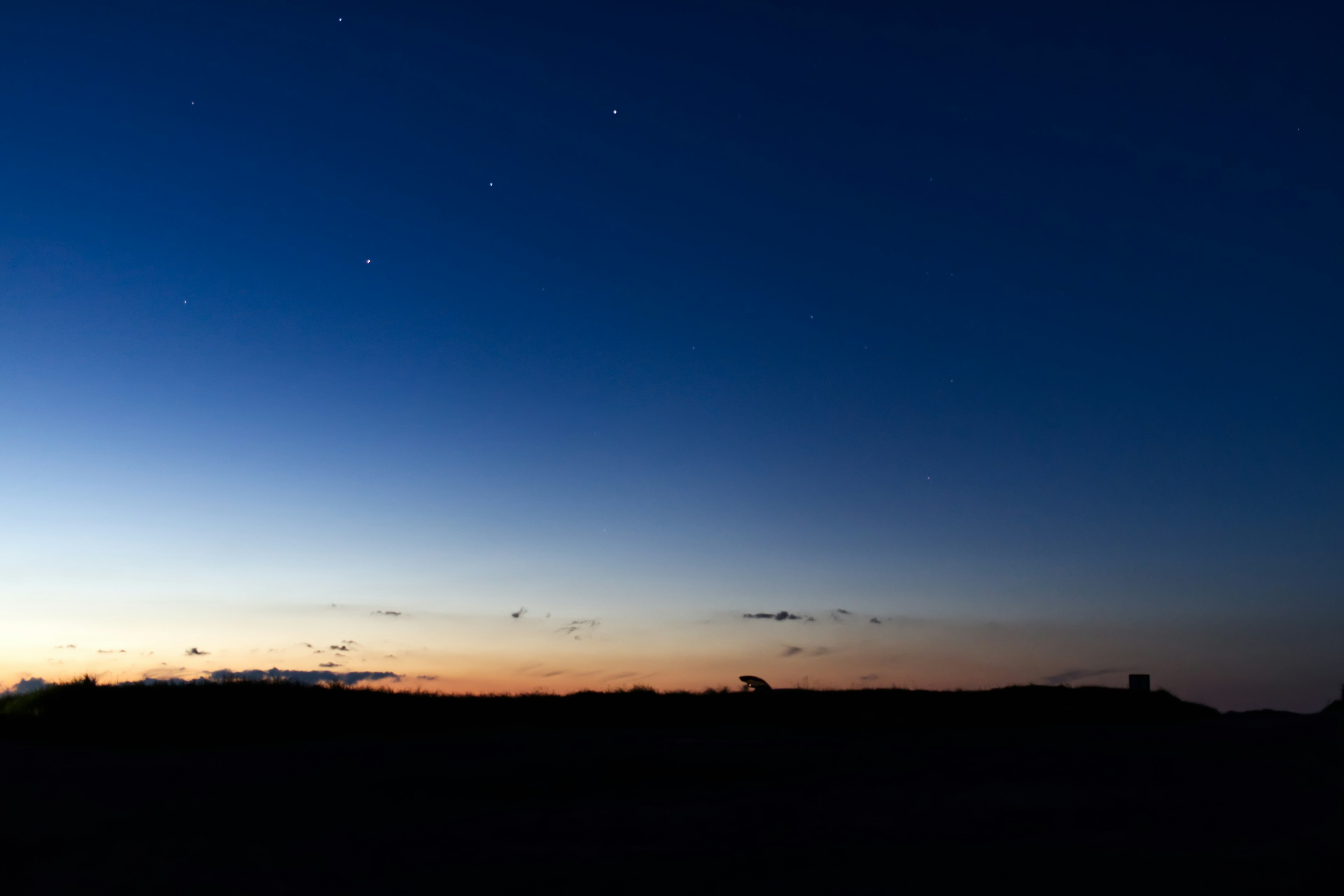 夕焼けの空に星が輝く風景