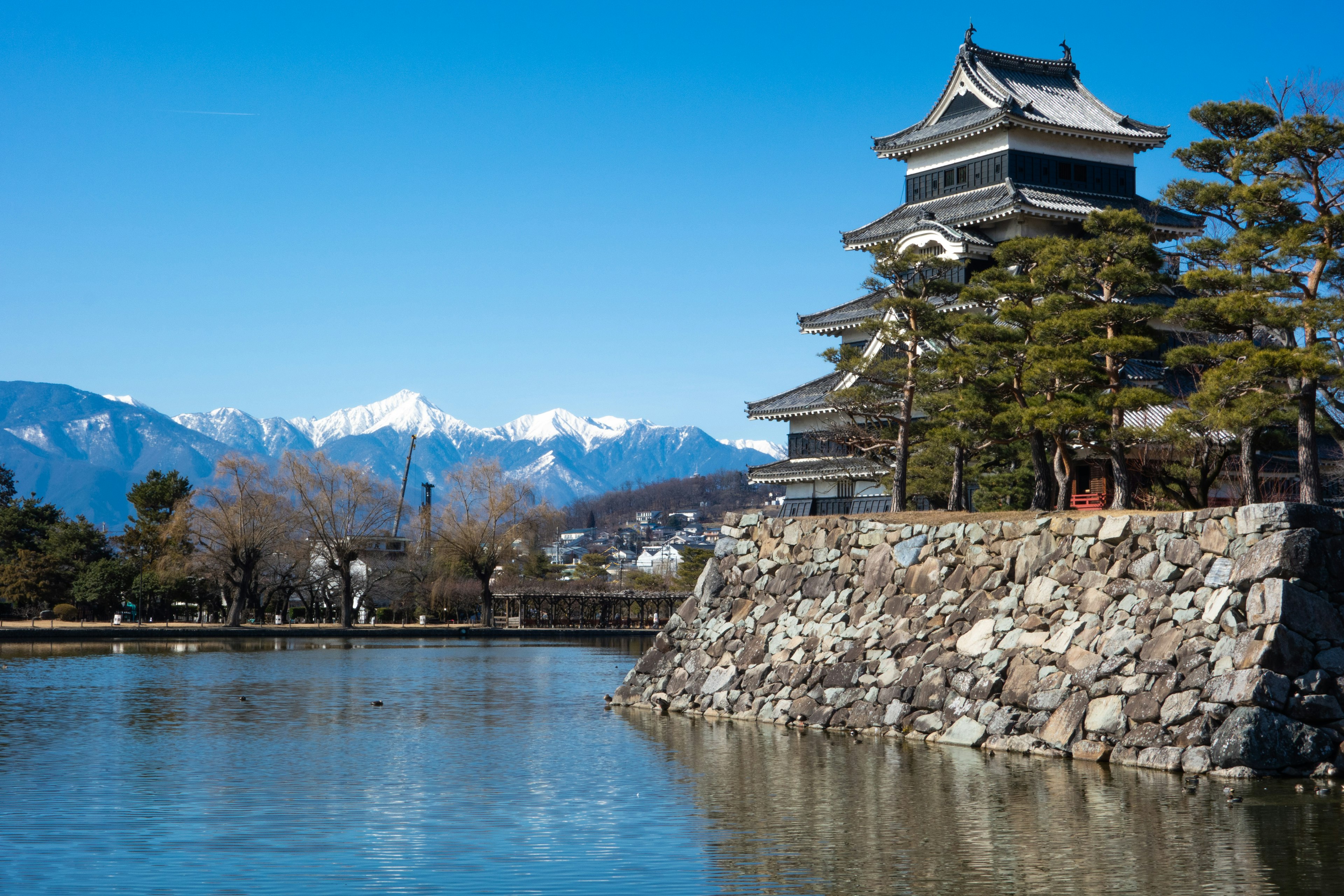 松本城の美しい風景と雪山