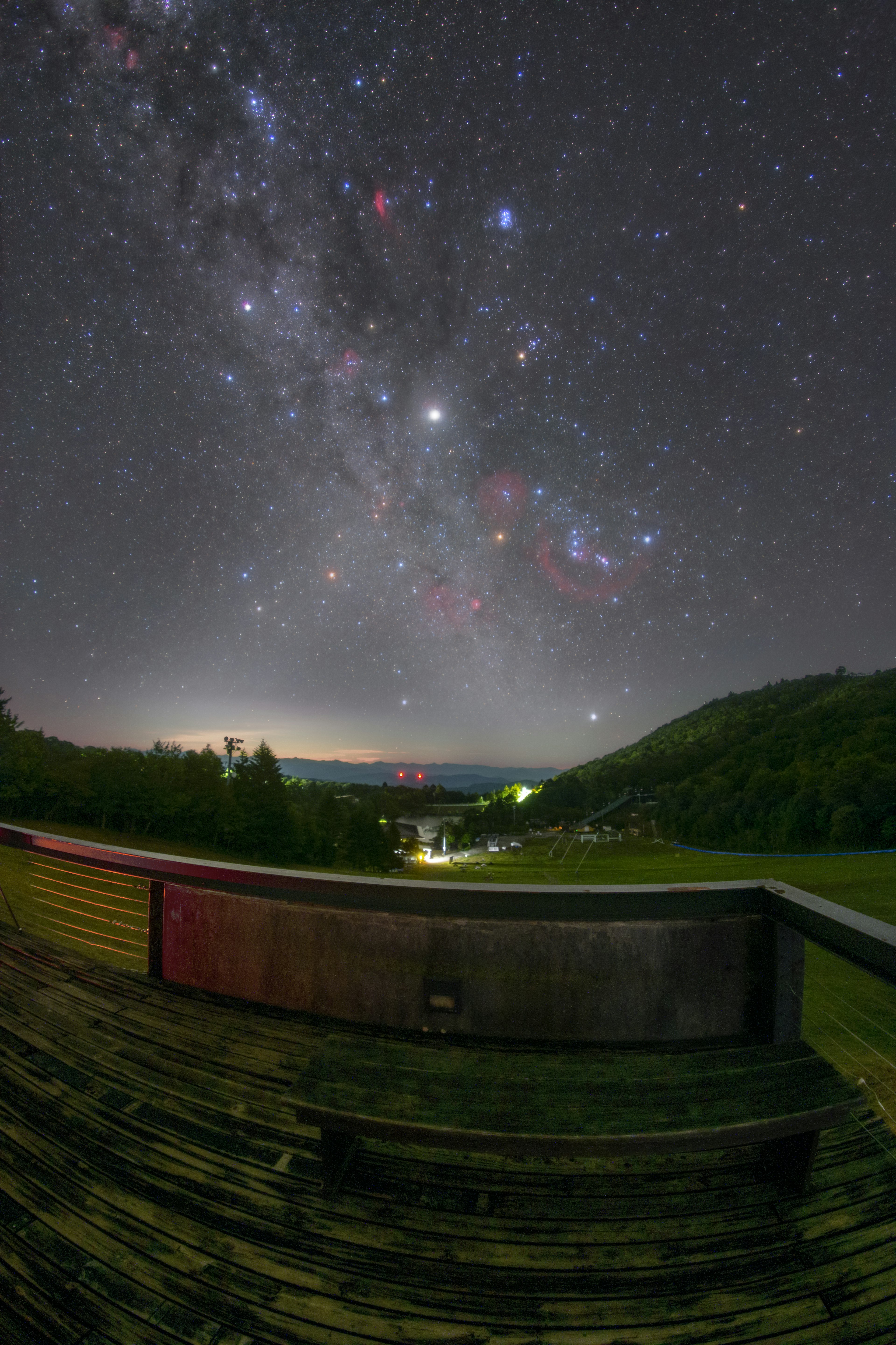 Atemberaubende Aussicht auf die Milchstraße und das Sternbild Orion unter einem Sternenhimmel