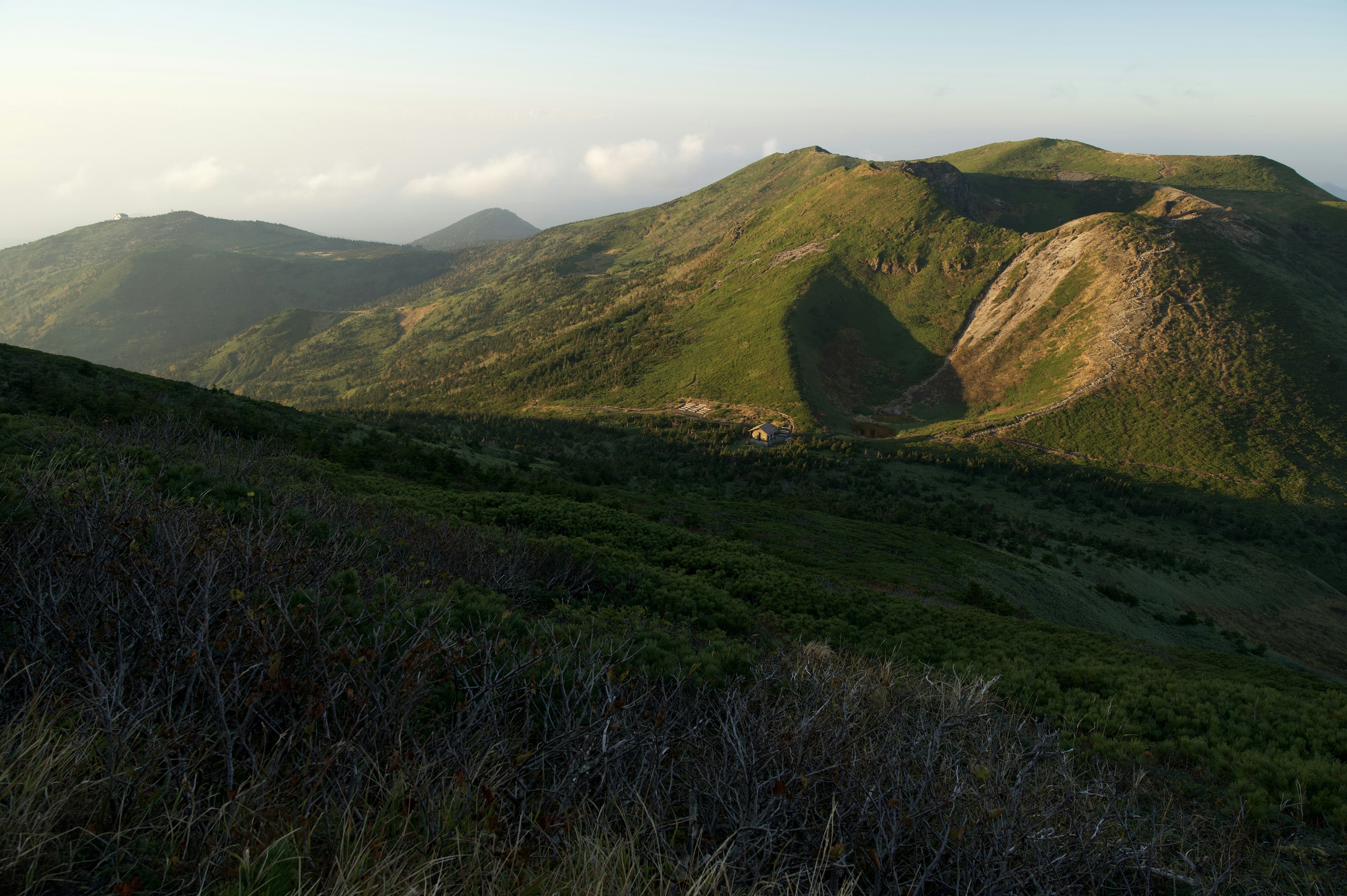 Malersiche Aussicht auf grüne Berge mit Schatten