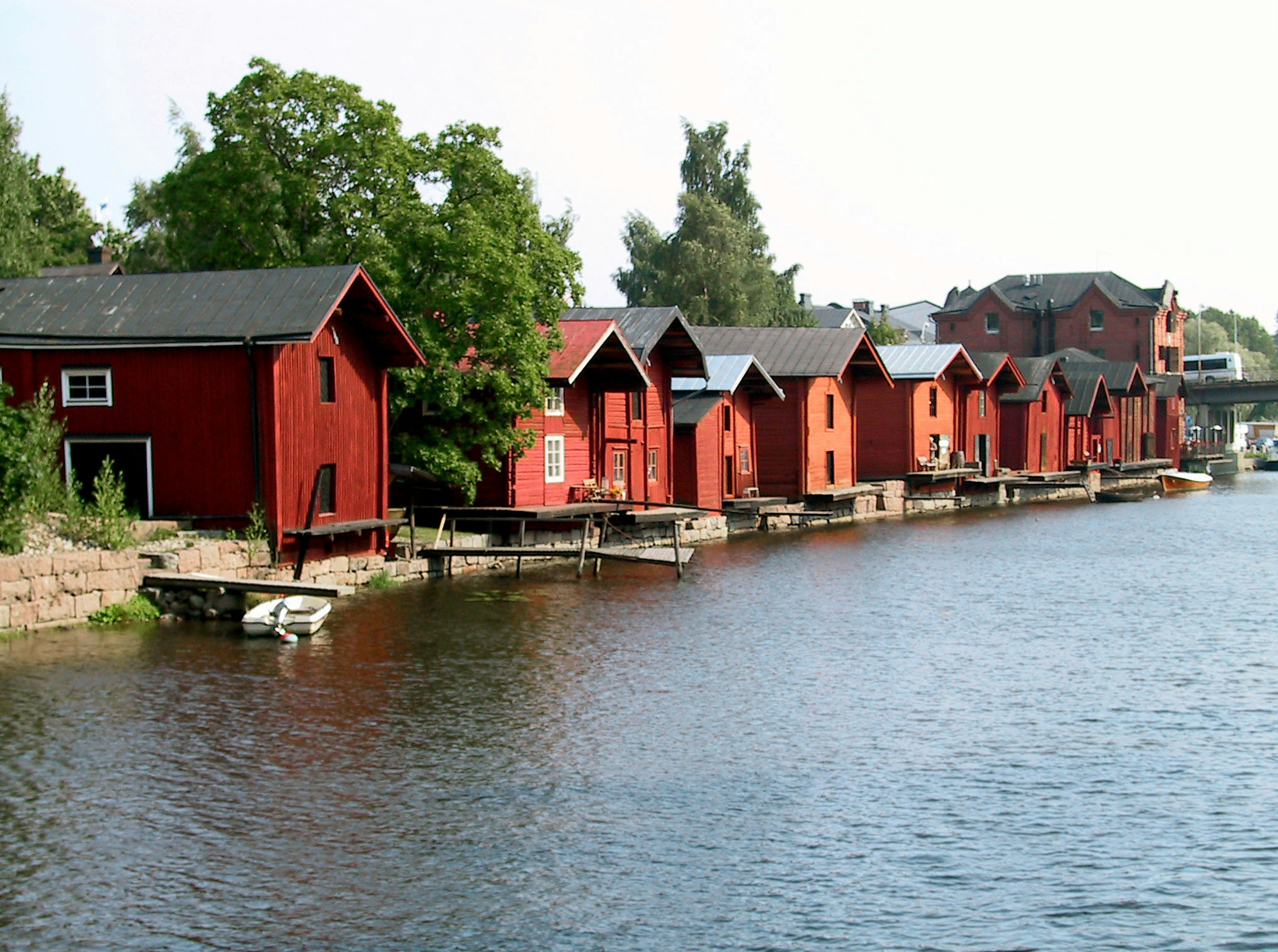 Reihe roter Hütten am Ufer eines Sees