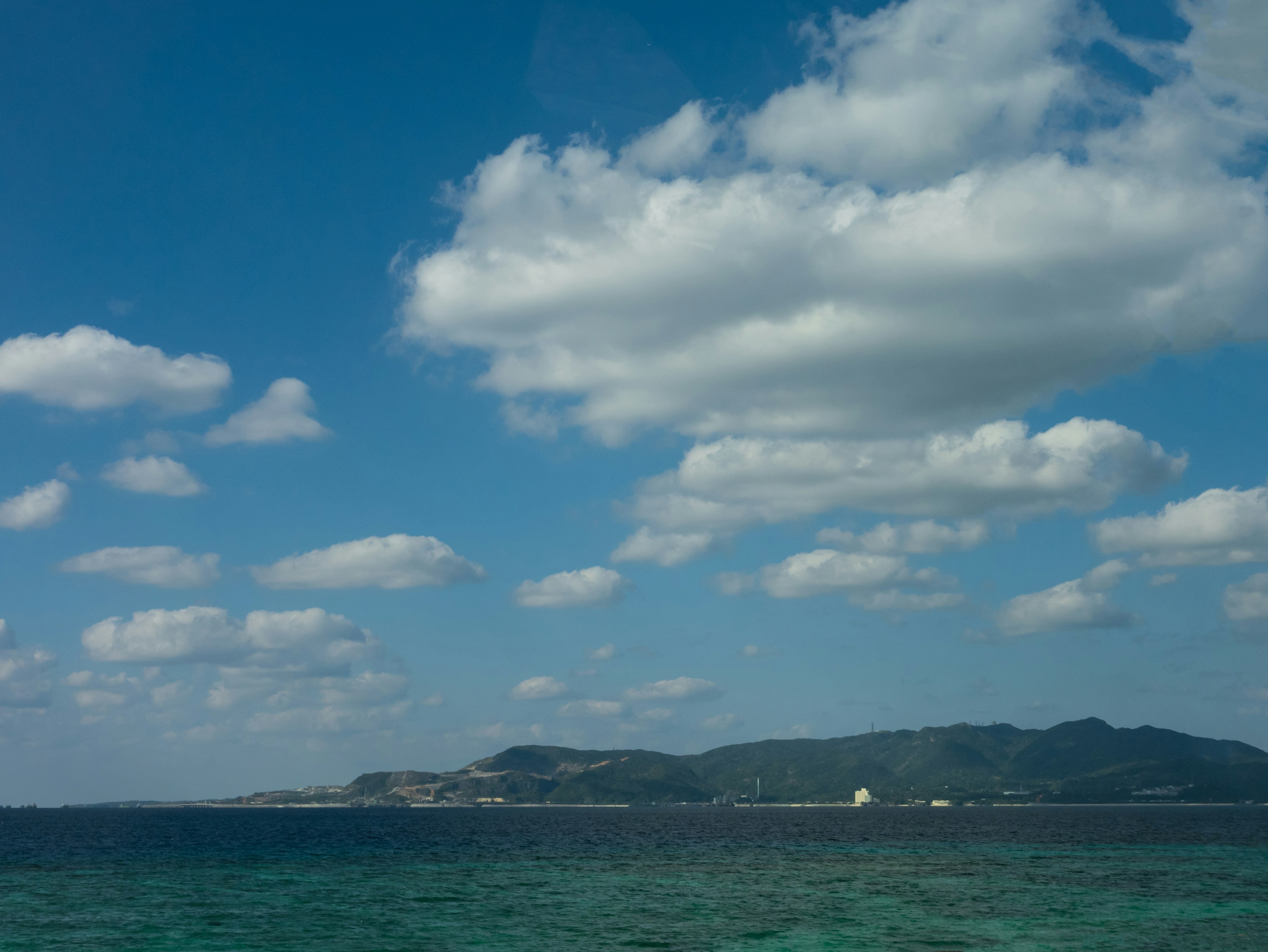 Vista escénica del océano azul y nubes blancas