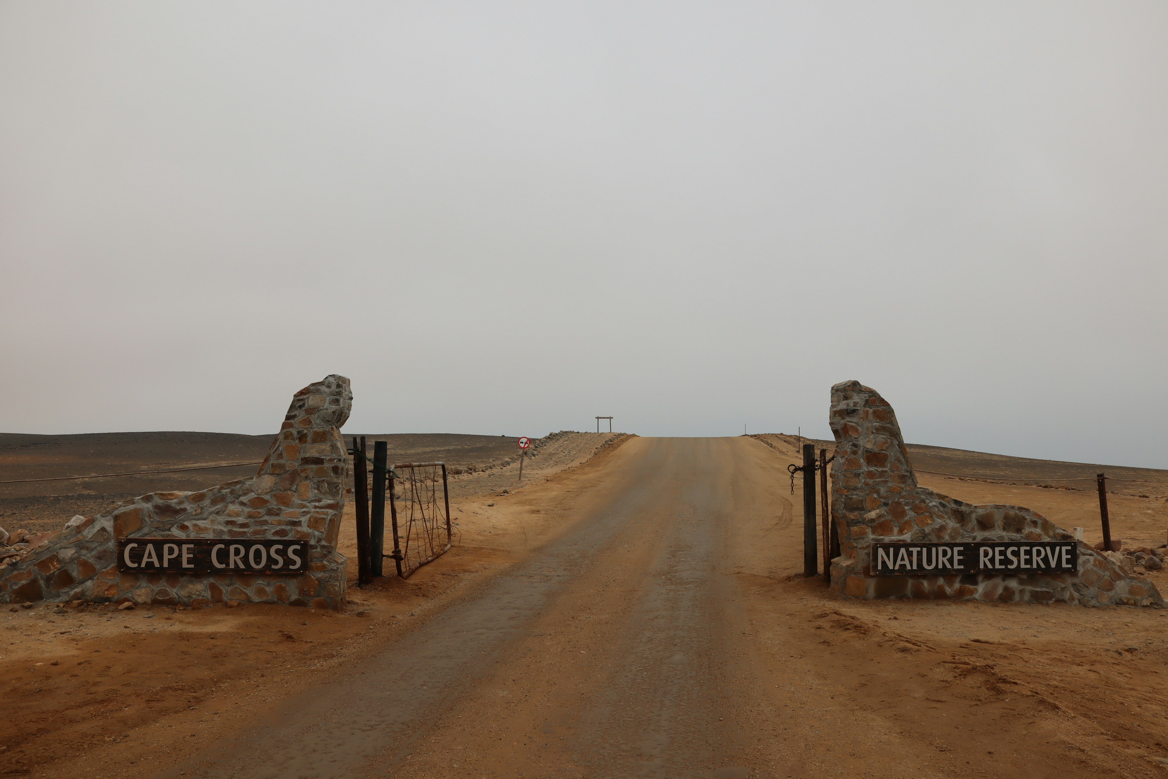 Entrada a la Reserva Natural de Cape Cross marcada por pilares de piedra