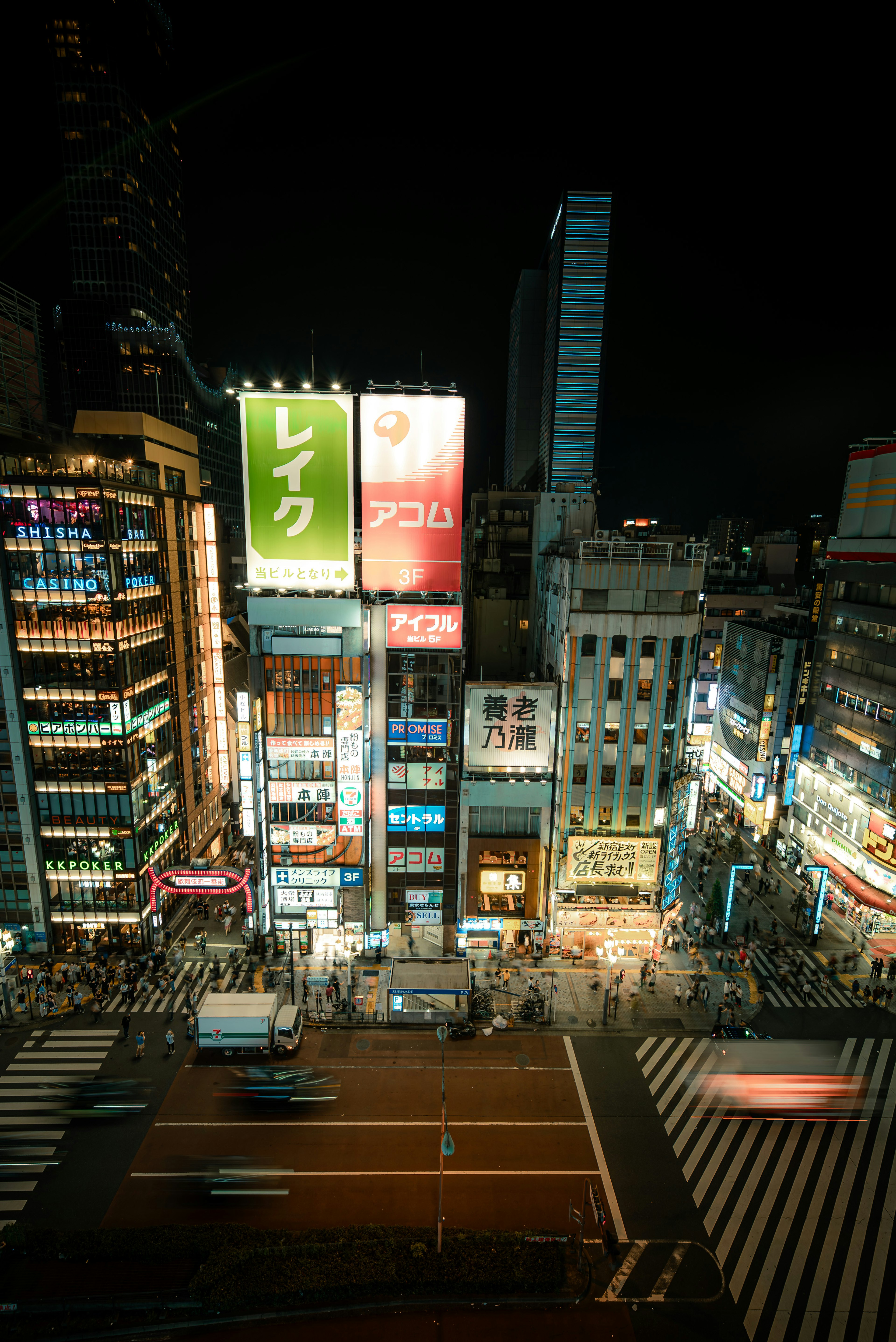 夜景の繁華街にあるビル群とカラフルな看板