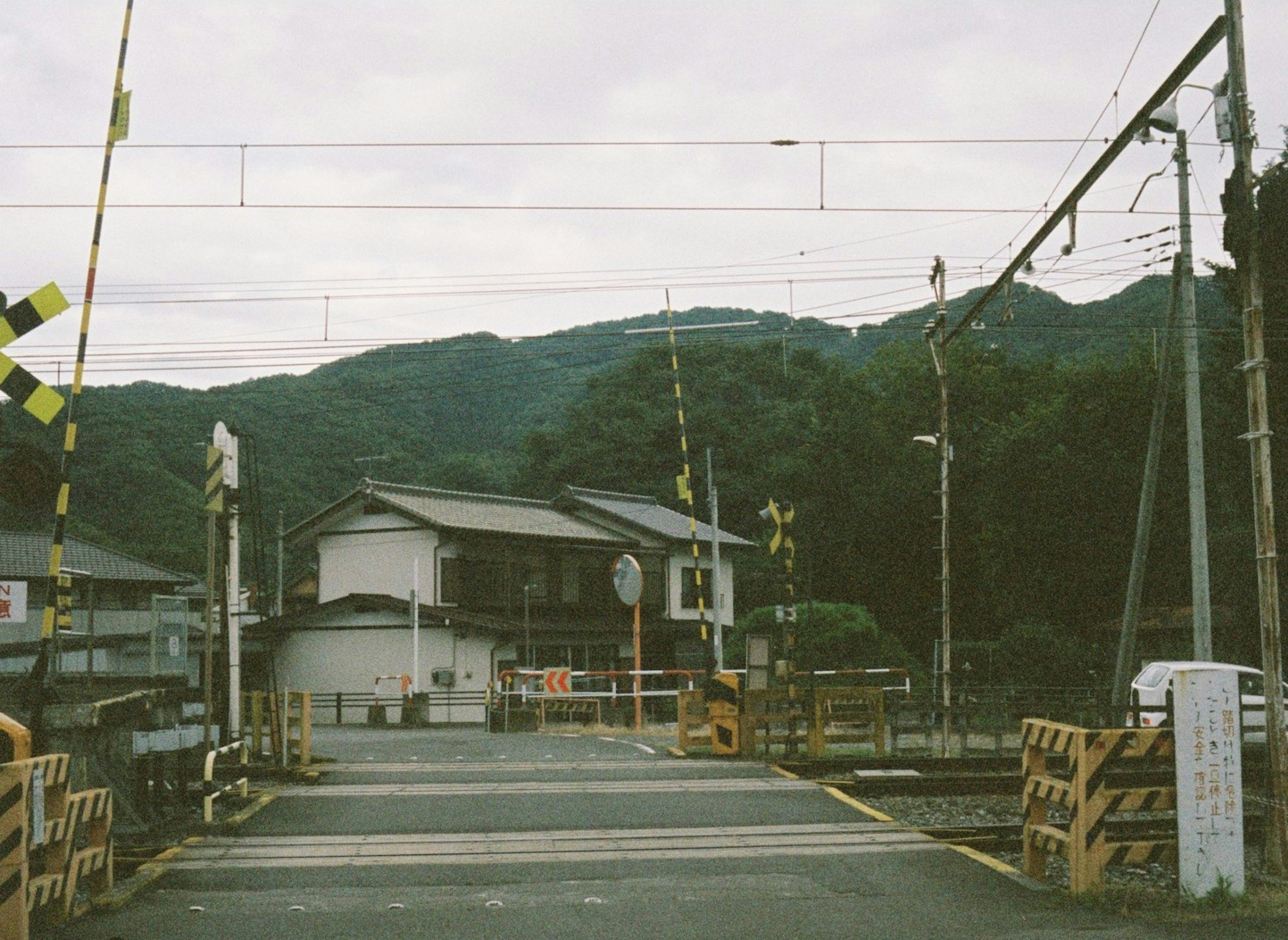 山の背景にある鉄道の交差点と住宅