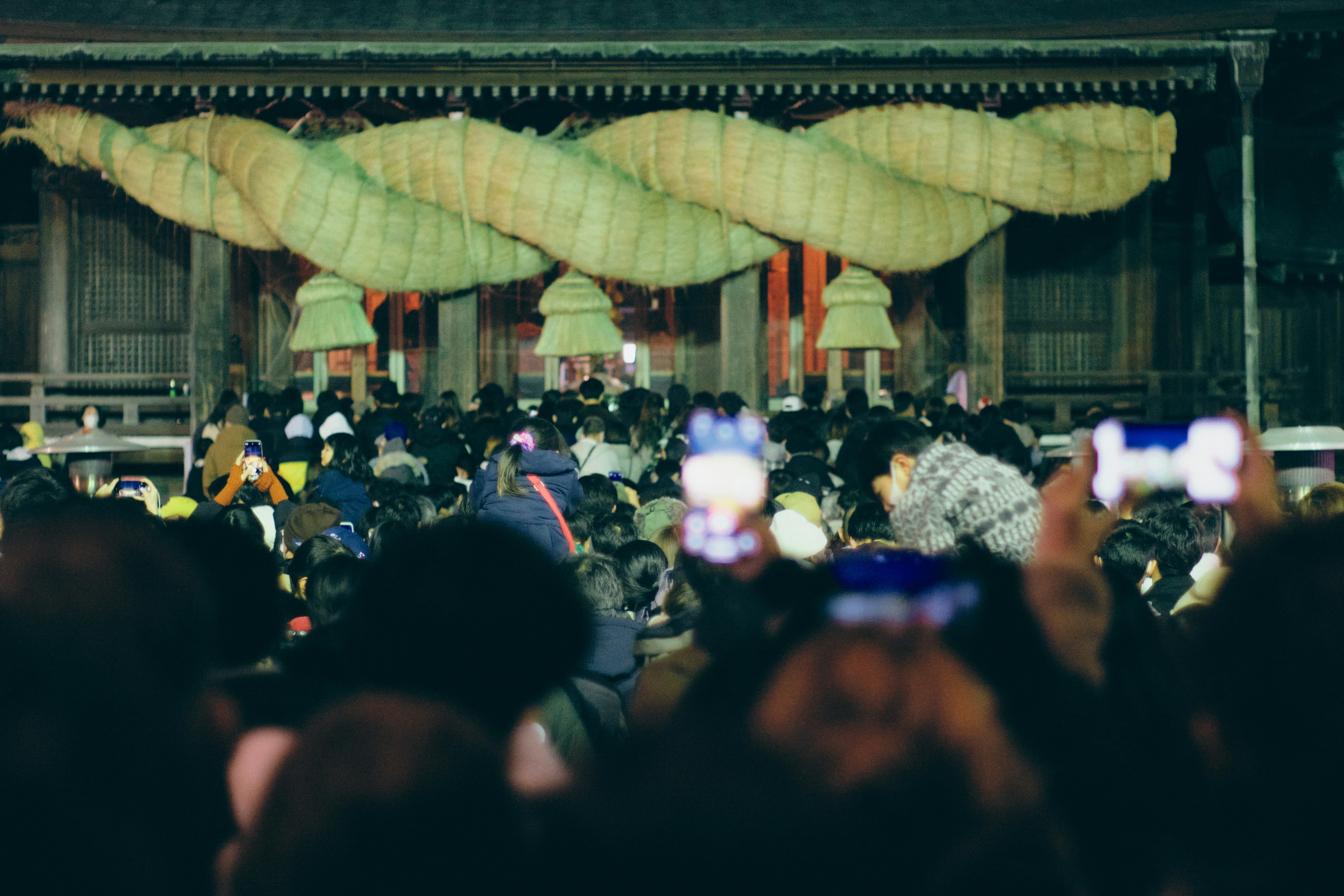 人々が集まる神社の境内での夜景と装飾