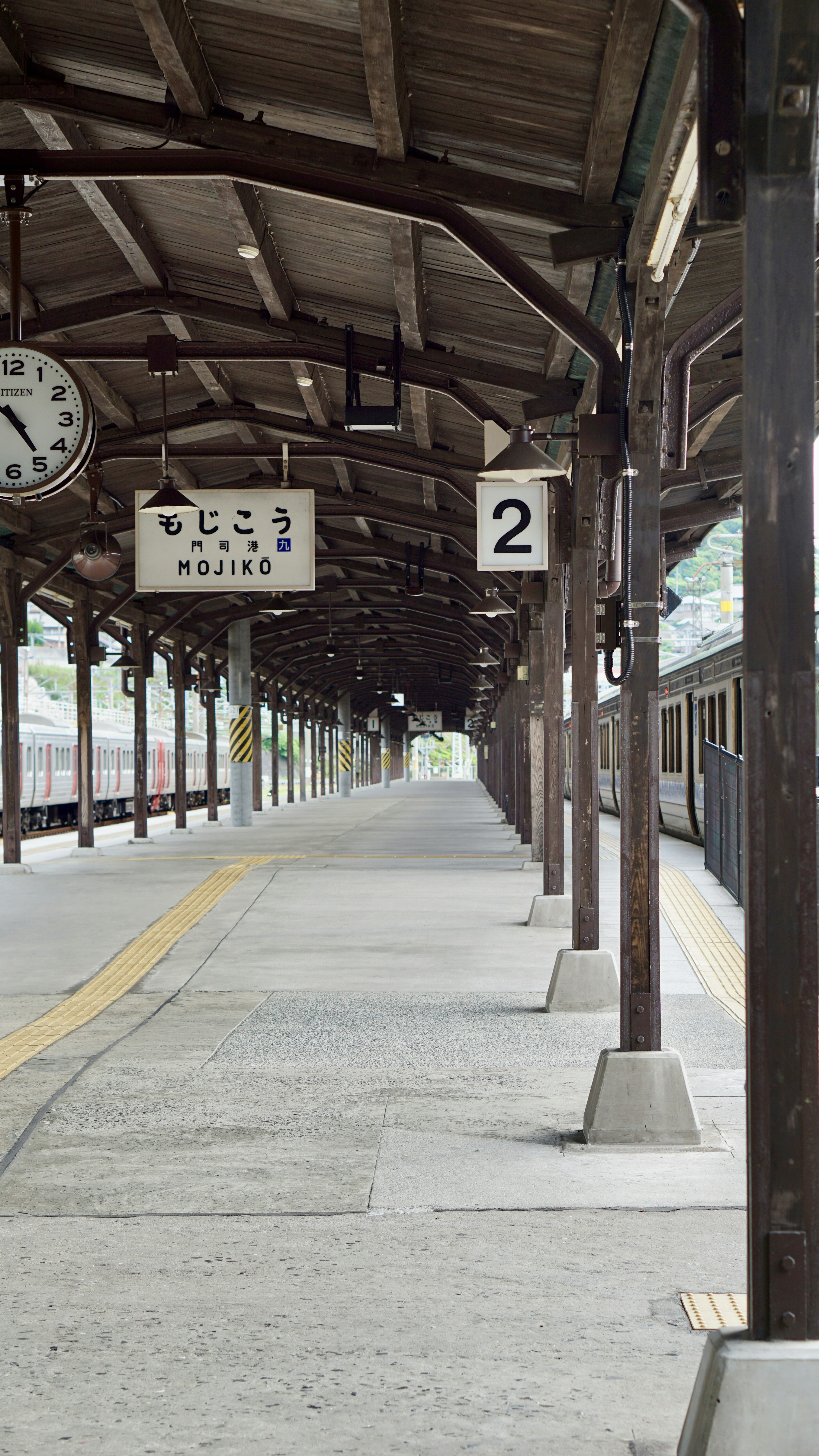 老火車站平台結構，木柱，時鐘和編號標誌