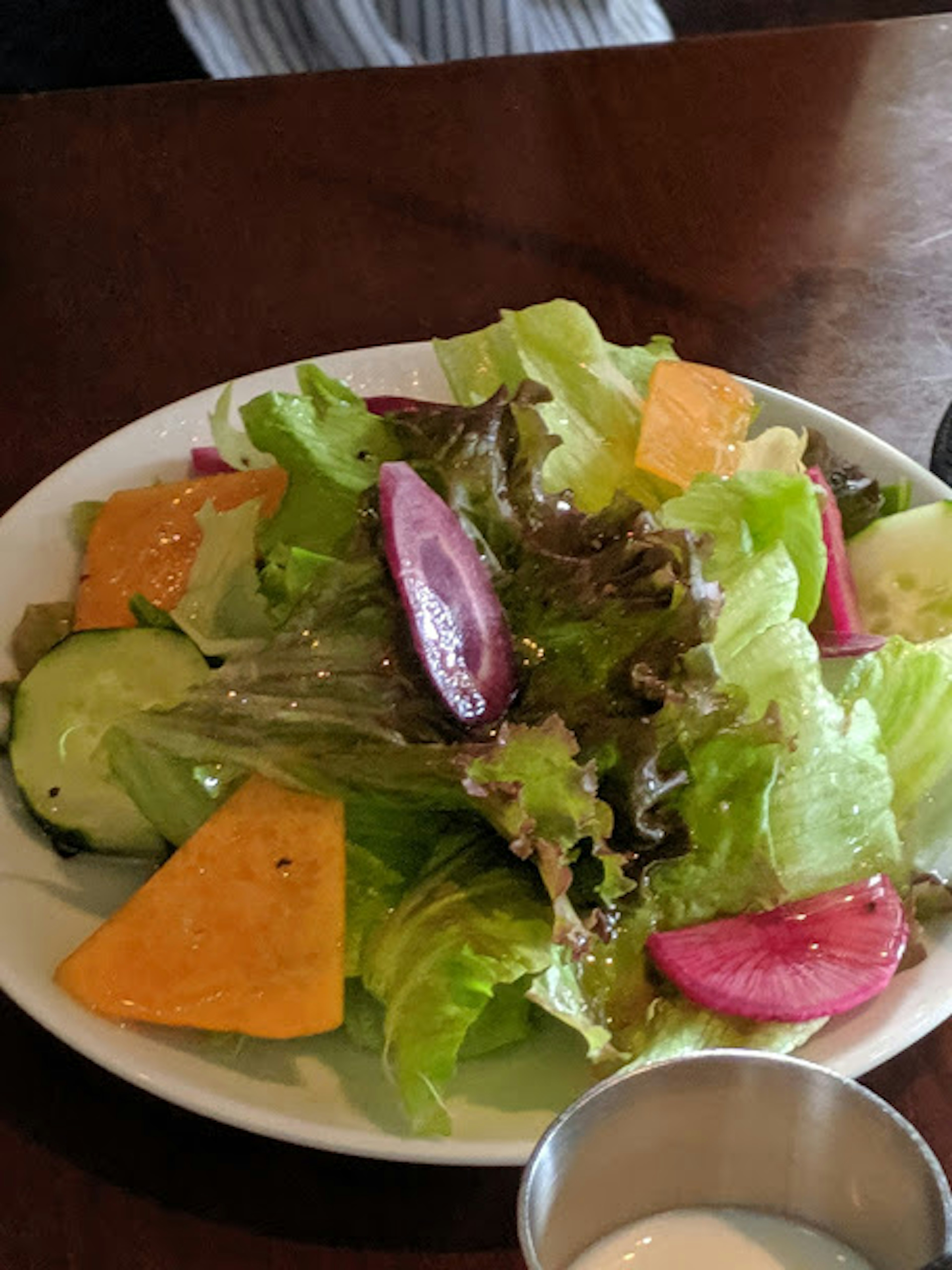 Frischer Salat mit grünen Blättern und orangefarbenen Käsescheiben