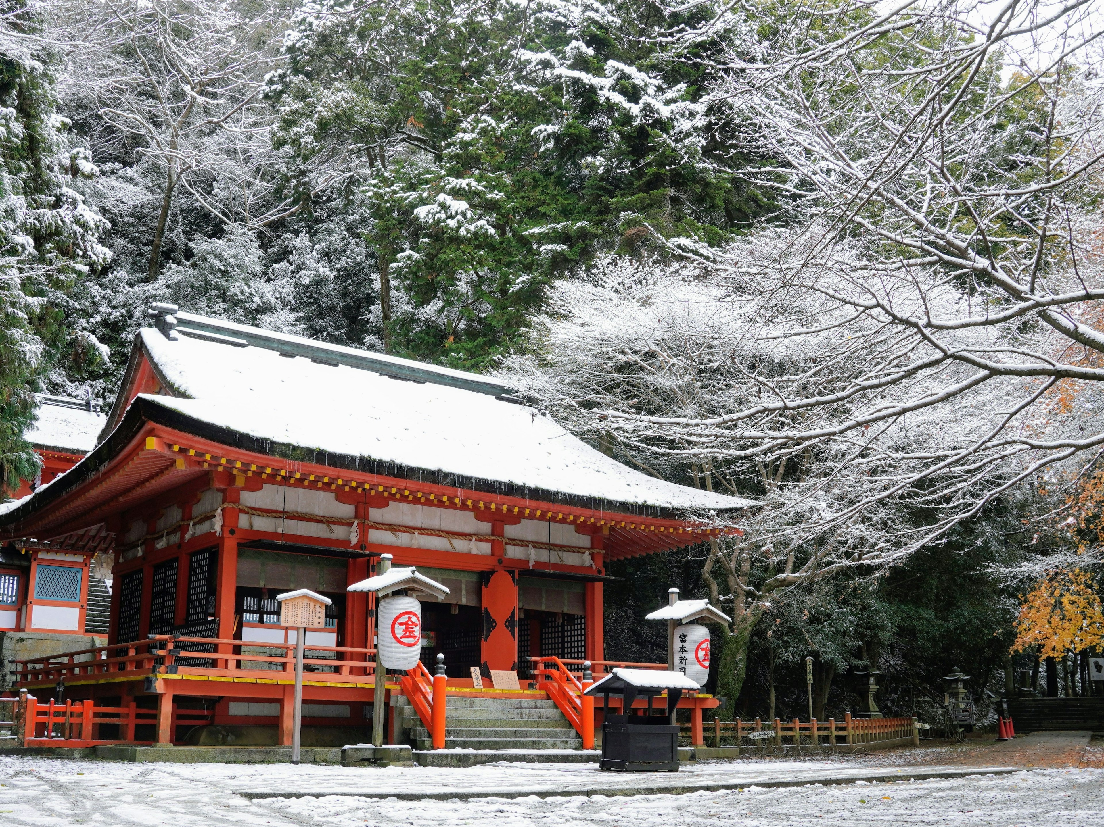 ทิวทัศน์ที่สวยงามของศาลเจ้าในหิมะอาคารสีแดงที่โดดเด่นและหิมะสีขาว