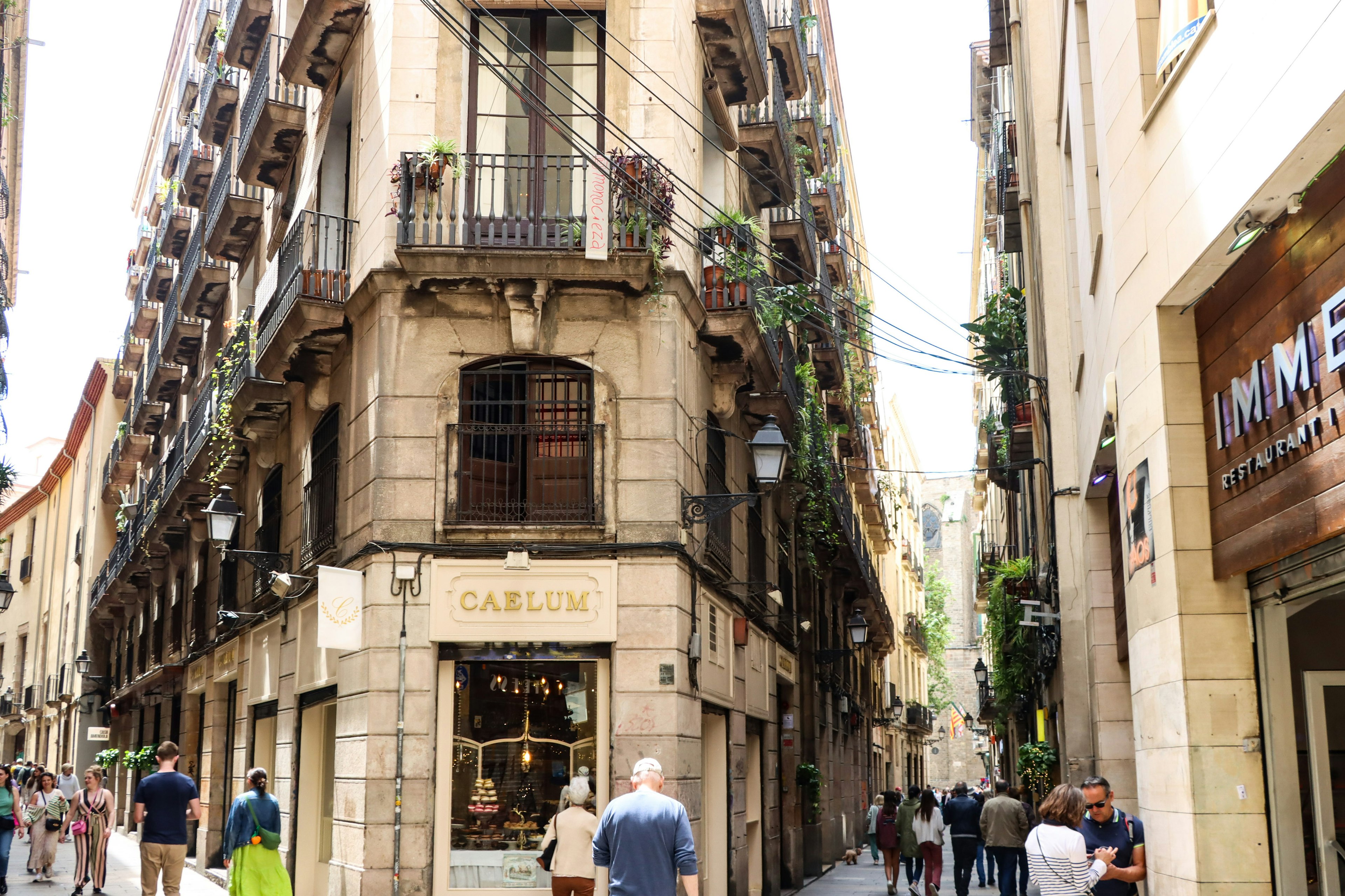 Bâtiment historique à un coin de rue à Barcelone avec des gens marchant