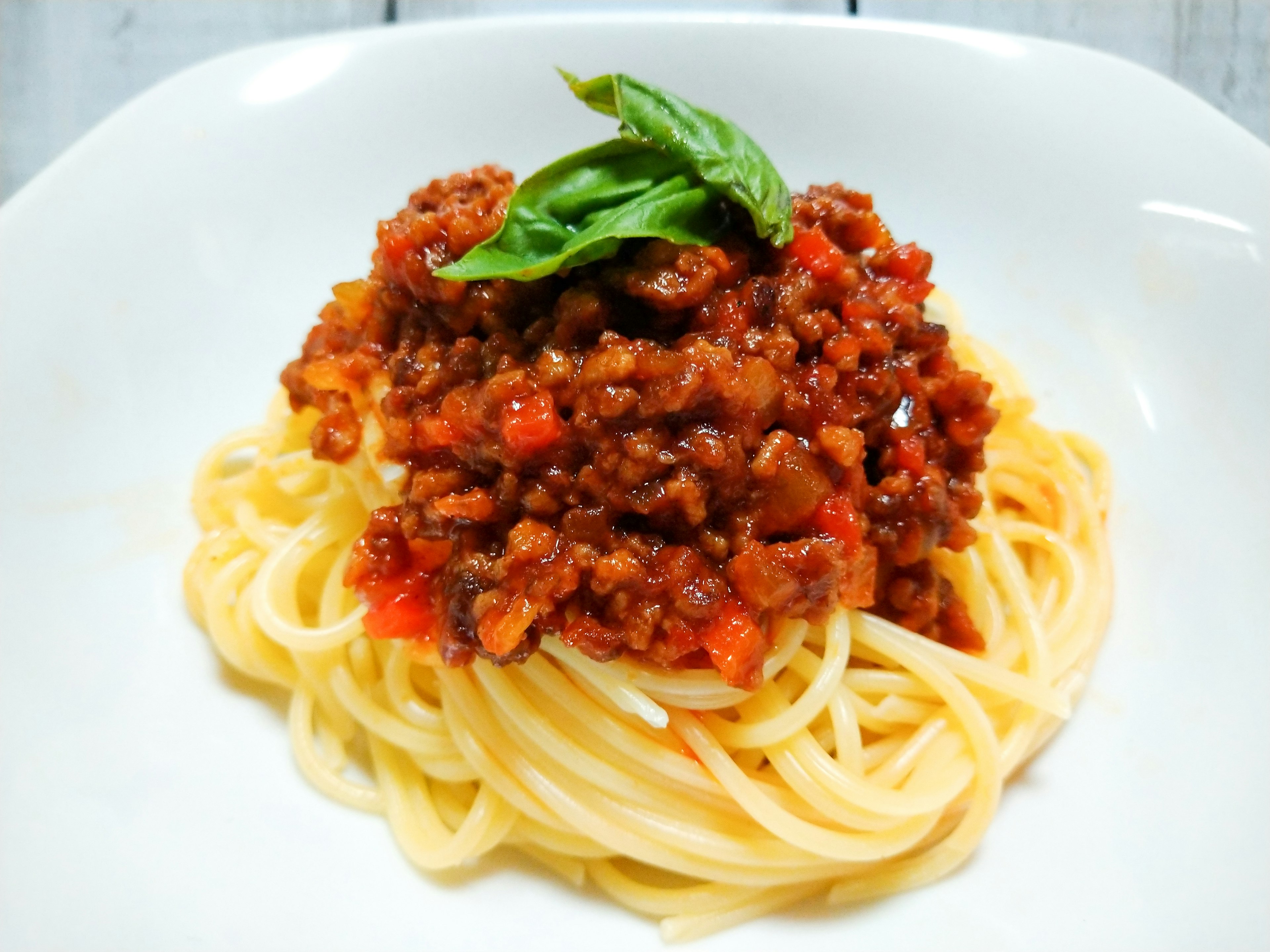 Spaghetti mit Fleischsauce und Basilikum