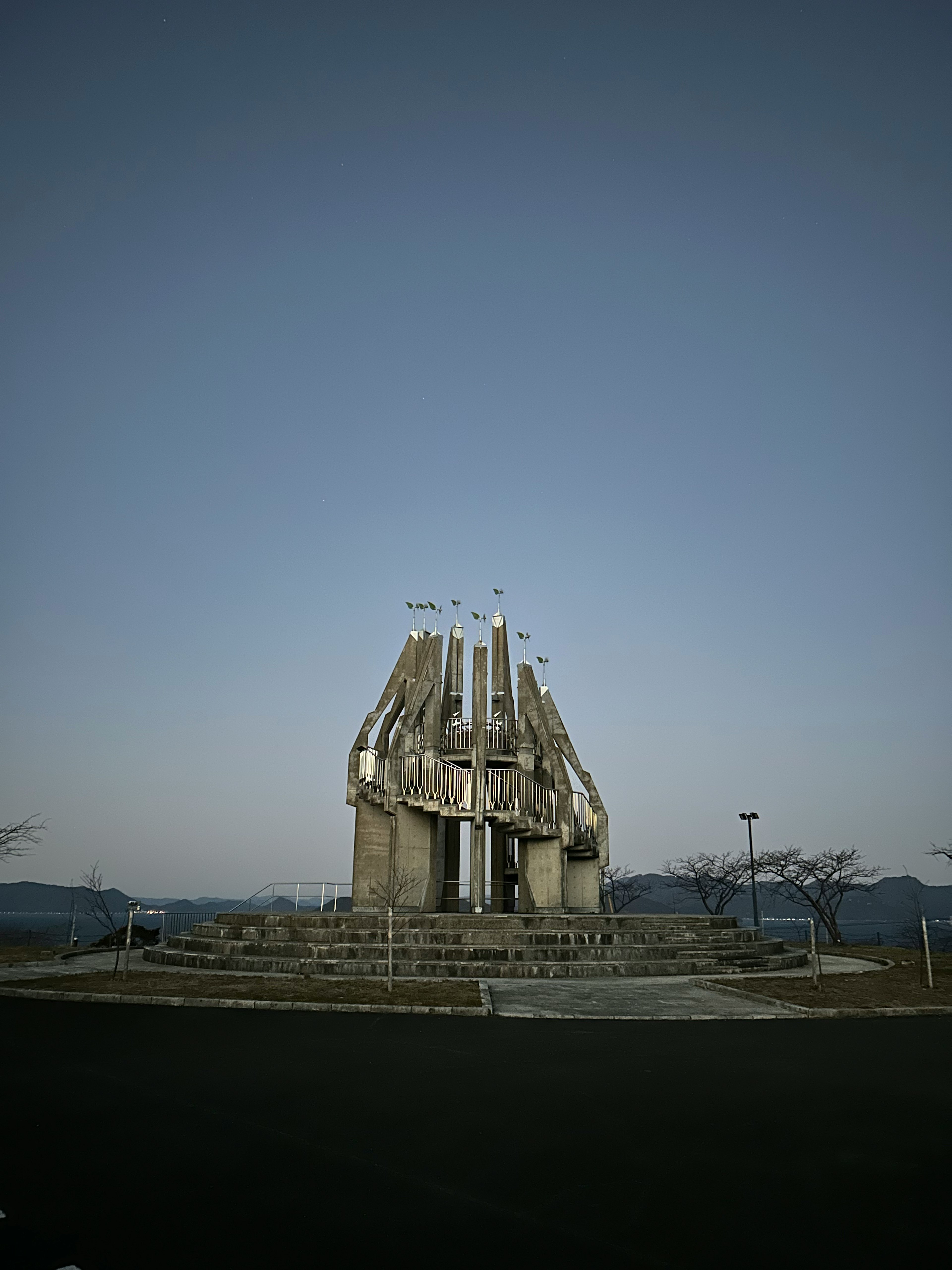 Struttura monumentale unica sotto un cielo blu