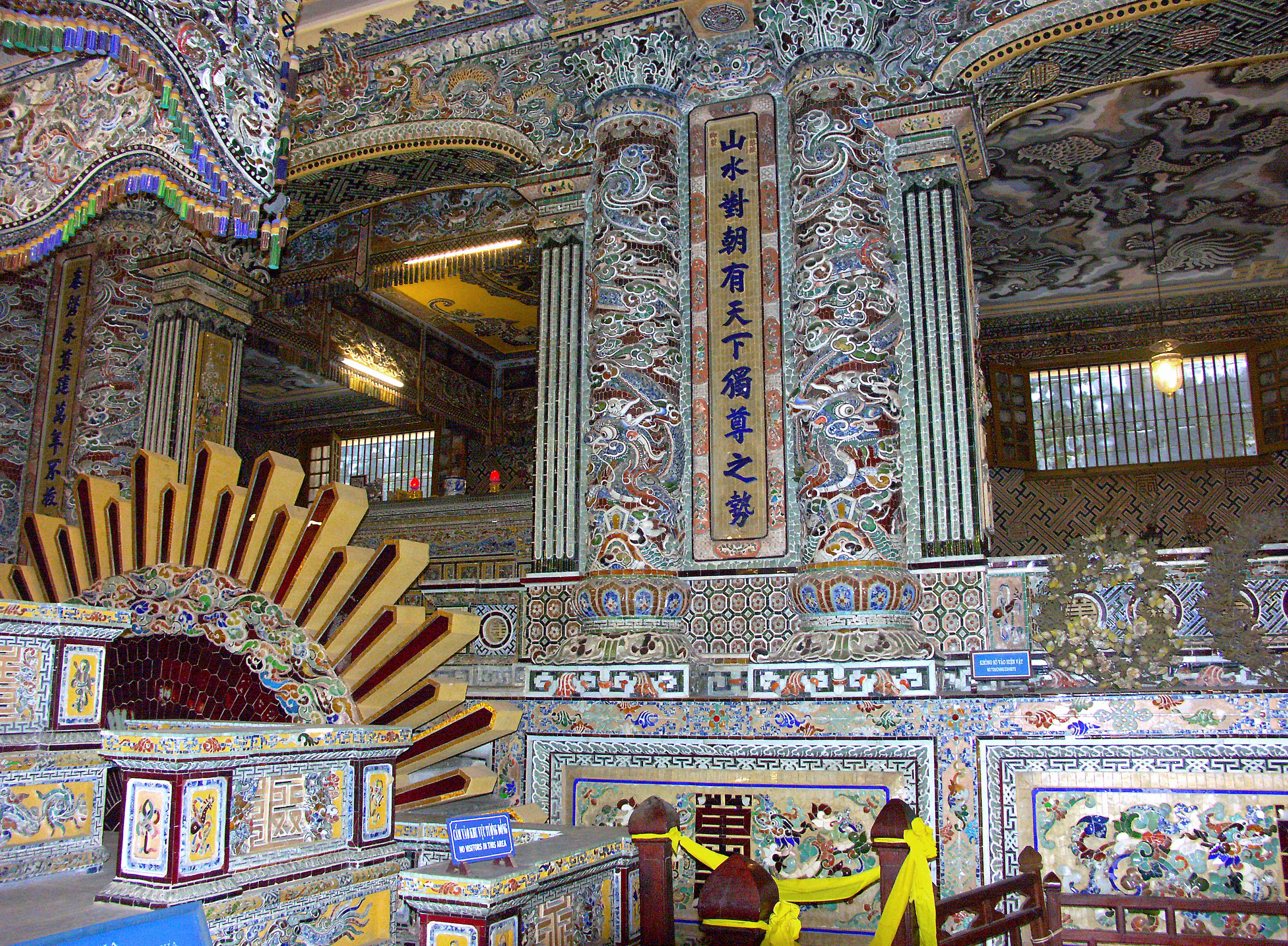 Vista dettagliata dell'interno di un tempio decorato in modo intricato