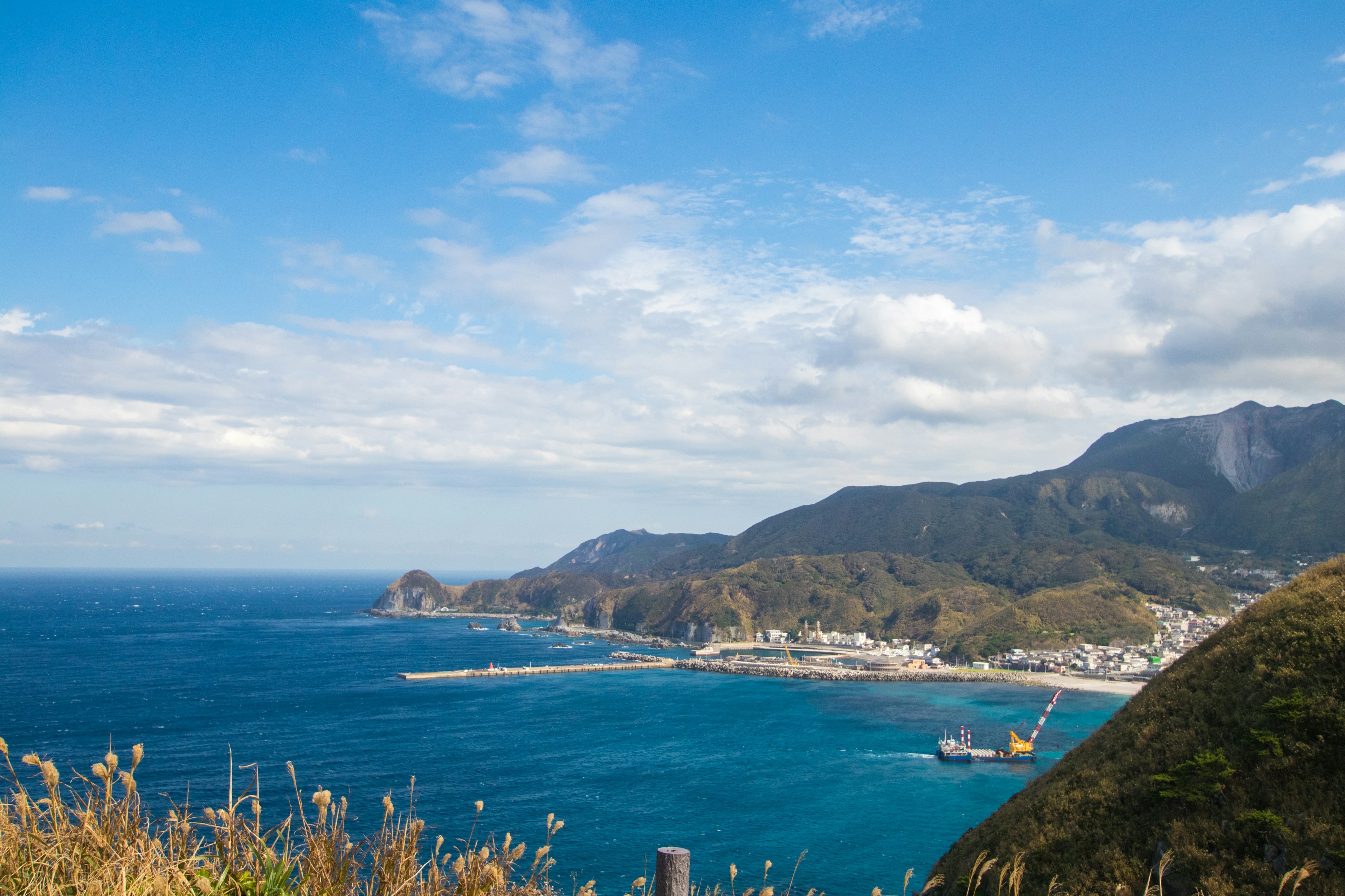 Vista di una città costiera con mare blu e cielo sereno