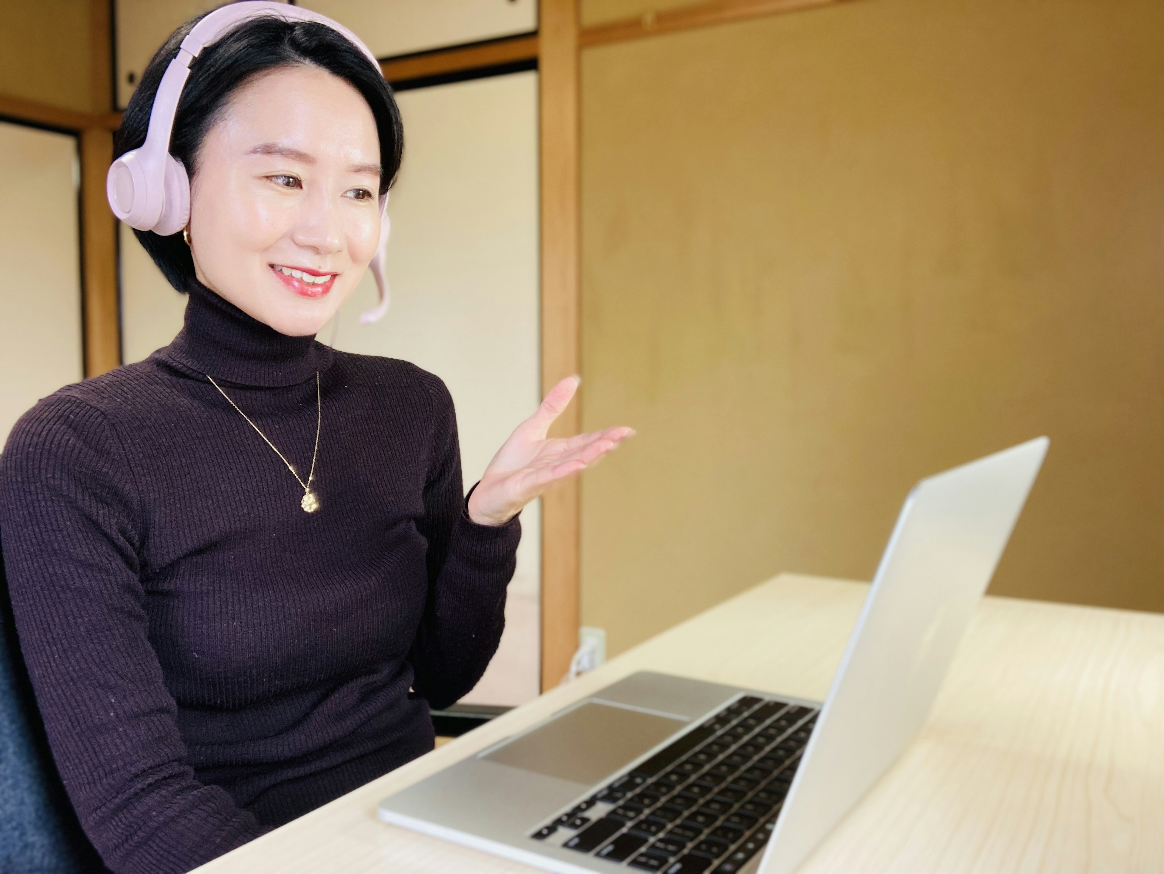 Une femme portant un casque parlant devant un ordinateur portable