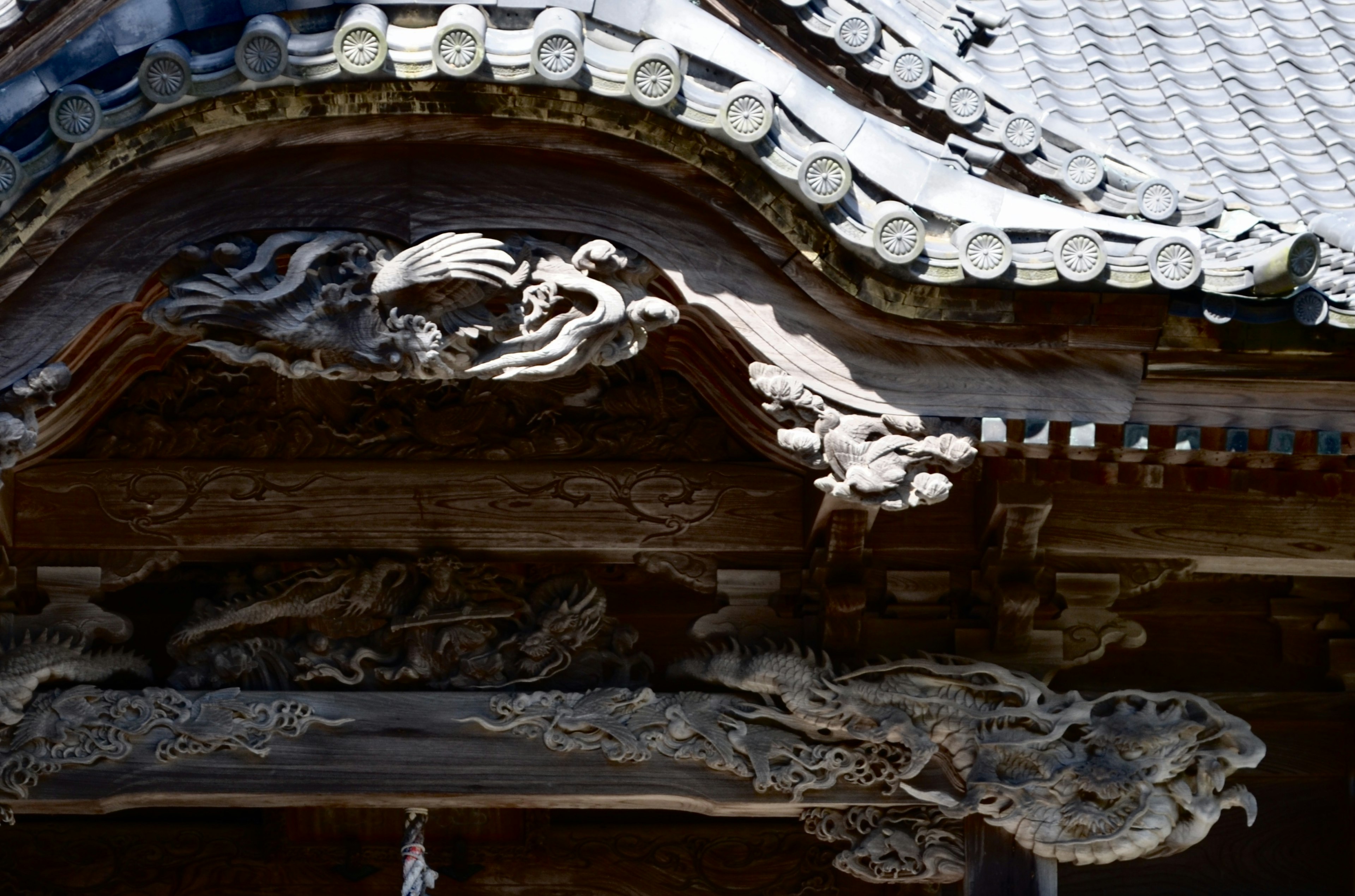 Aufwendige Schnitzereien und Dekorationen auf einem traditionellen japanischen Architekturdach