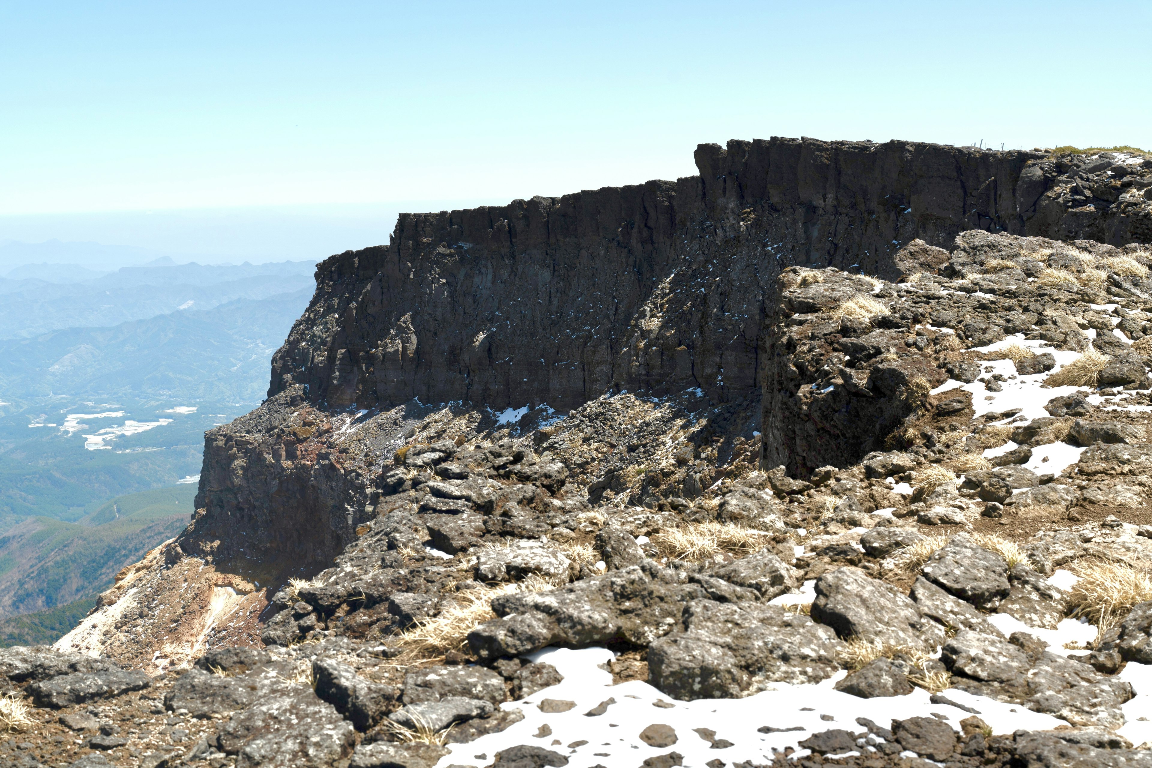 Puncak gunung berbatu dengan pemandangan jauh