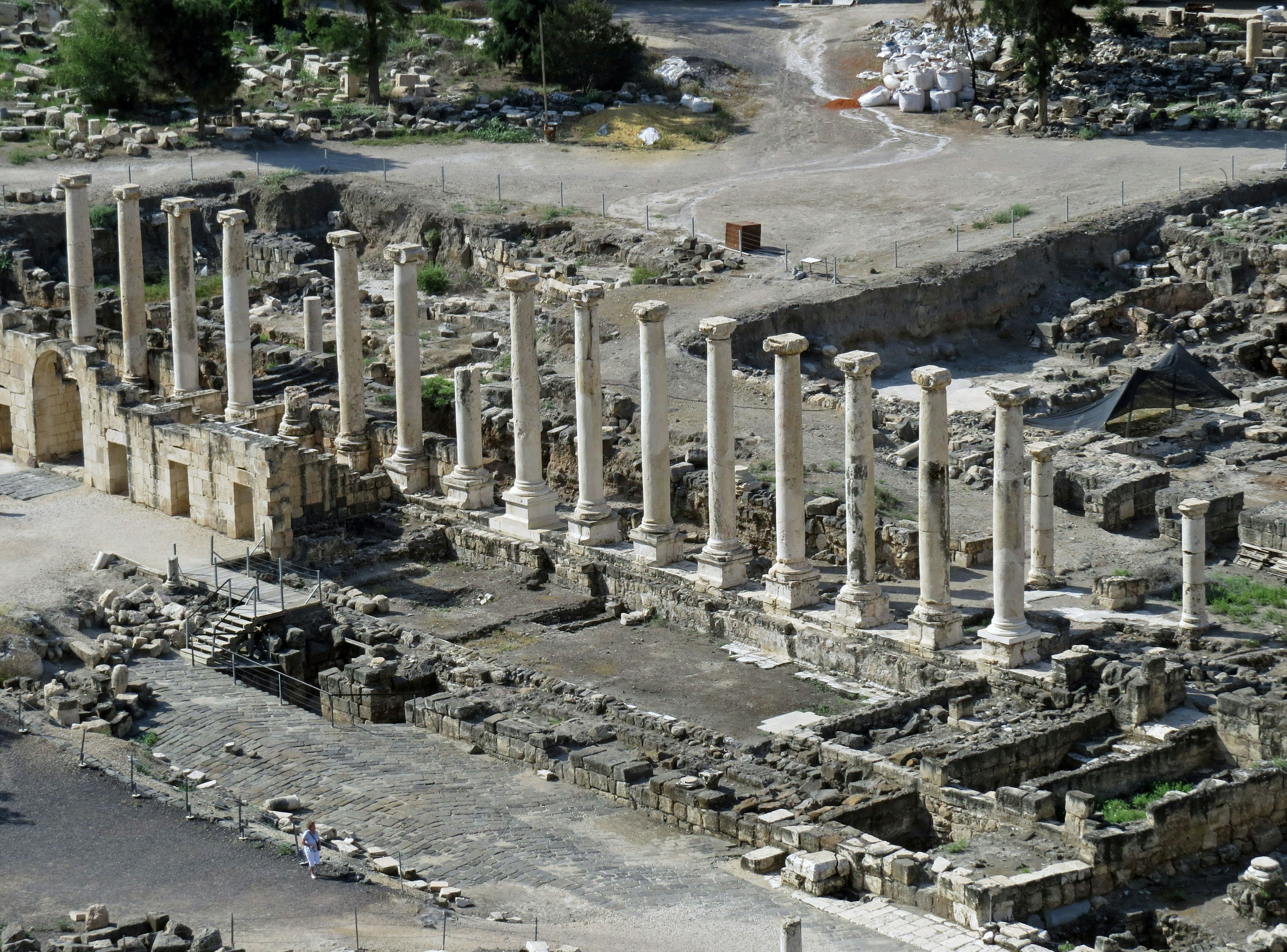 Paysage de ruines anciennes avec une rangée de colonnes