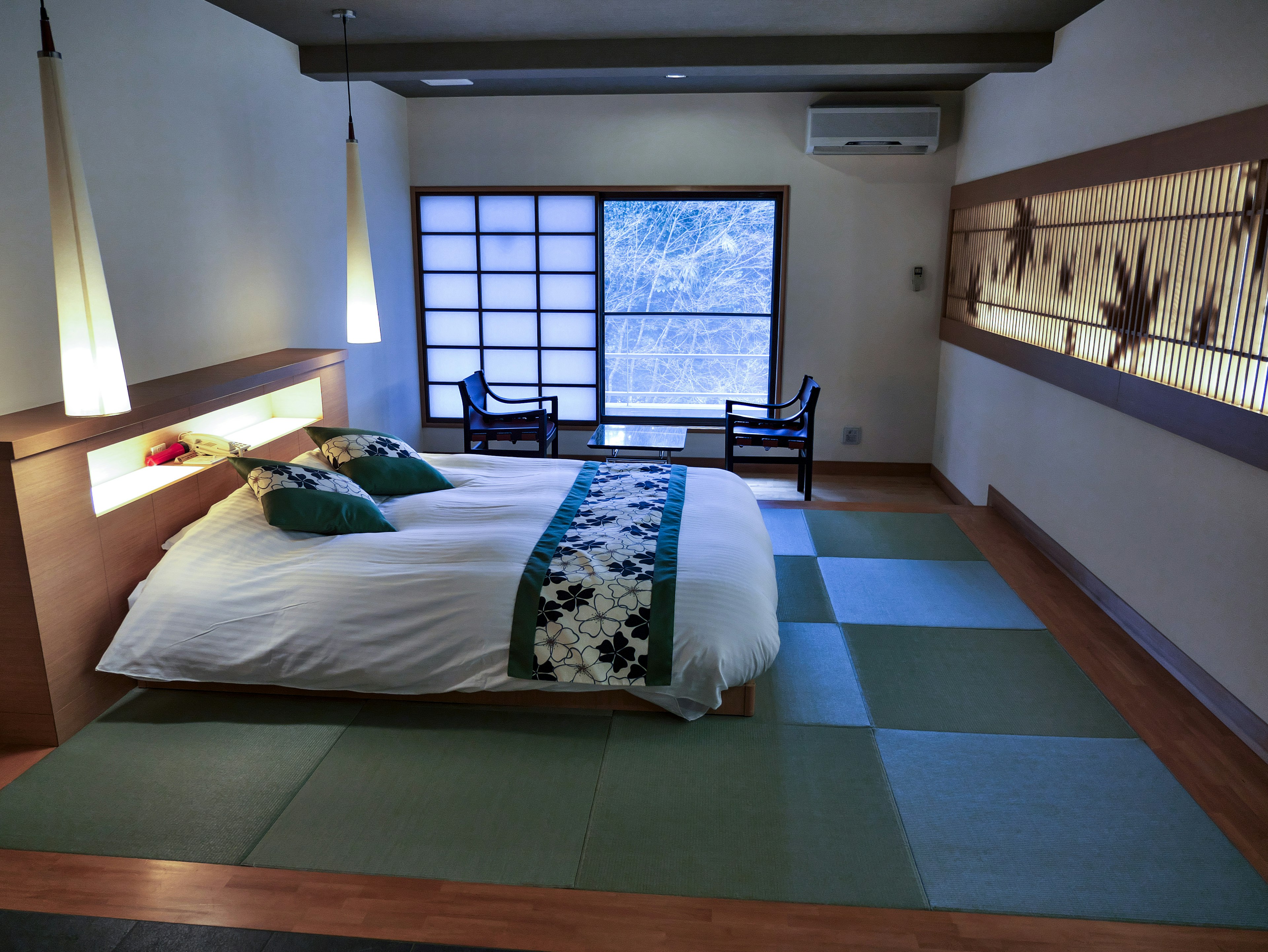 Chambre de style japonais avec un sol en tatami et une décoration minimaliste