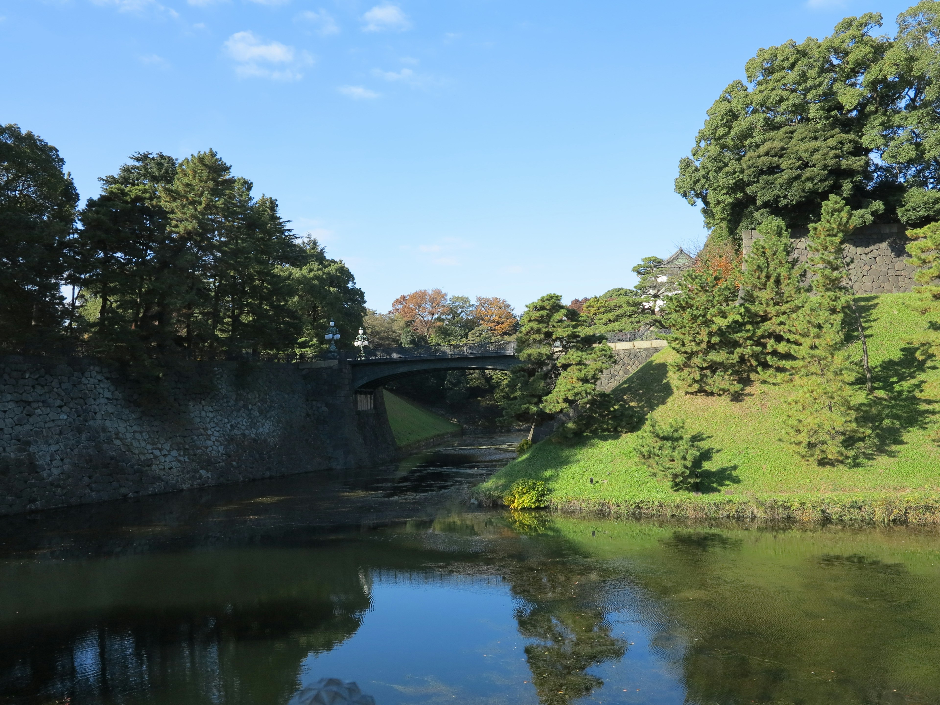 风景如画的河流，桥和绿色山丘