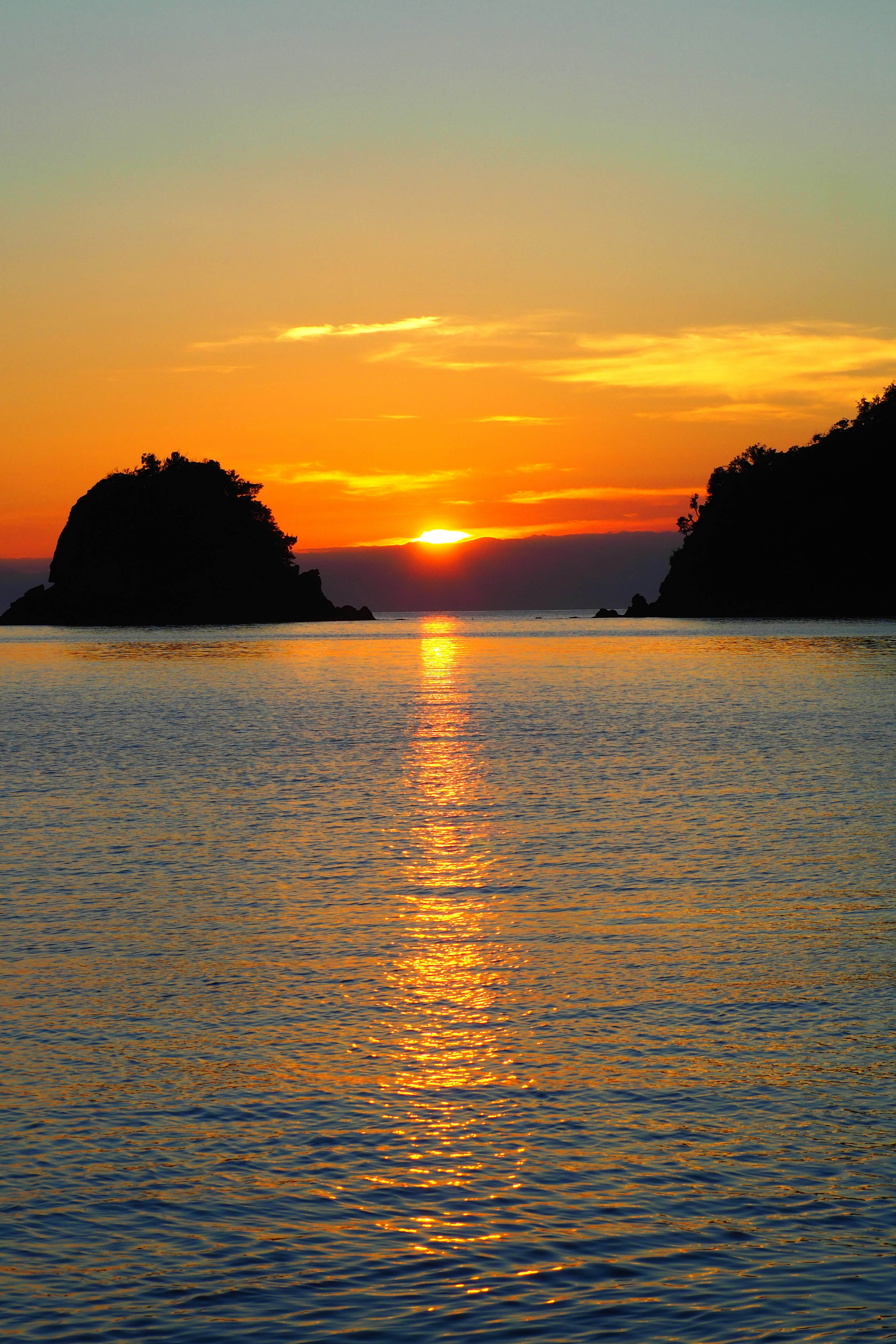 Schöne Landschaft mit einem Sonnenuntergang und Reflexionen im Wasser