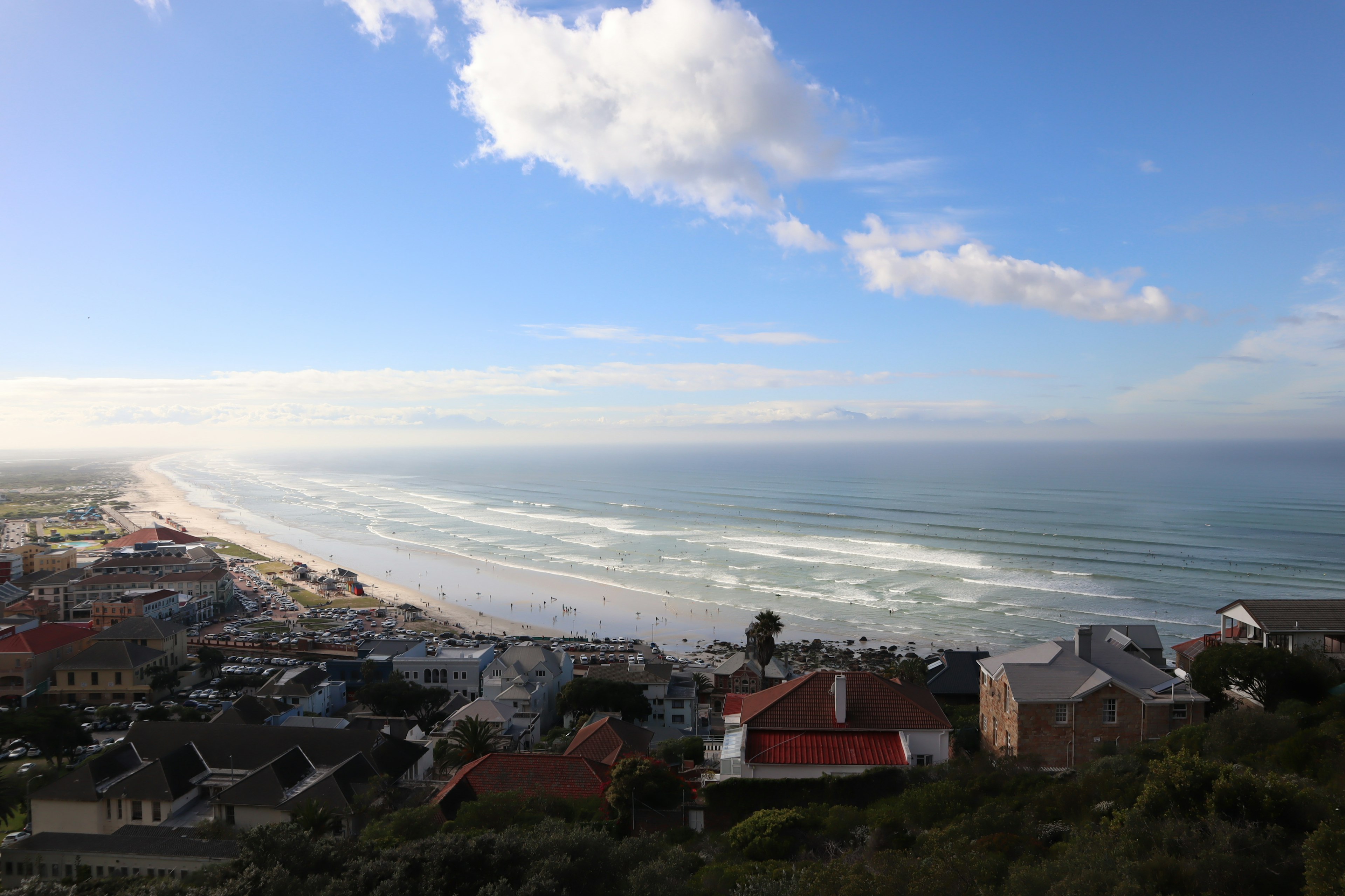 Vue côtière avec ciel bleu maisons dispersées le long du rivage