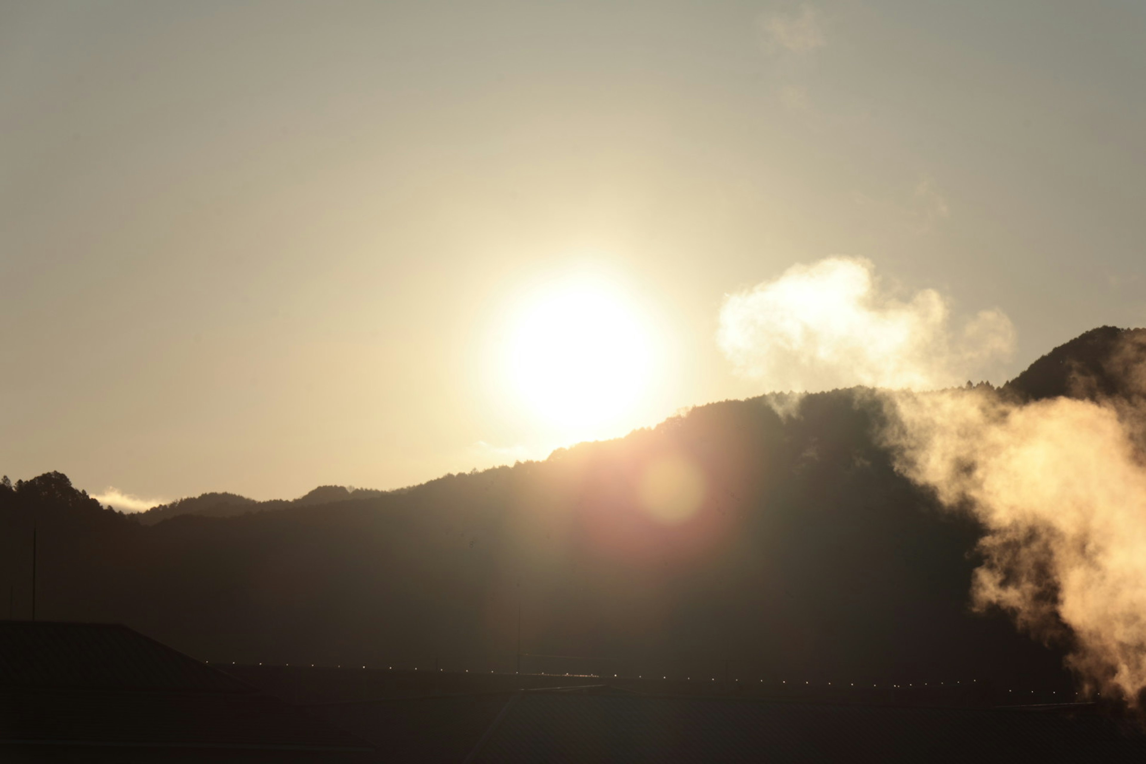 Coucher de soleil sur les montagnes avec de la vapeur au premier plan