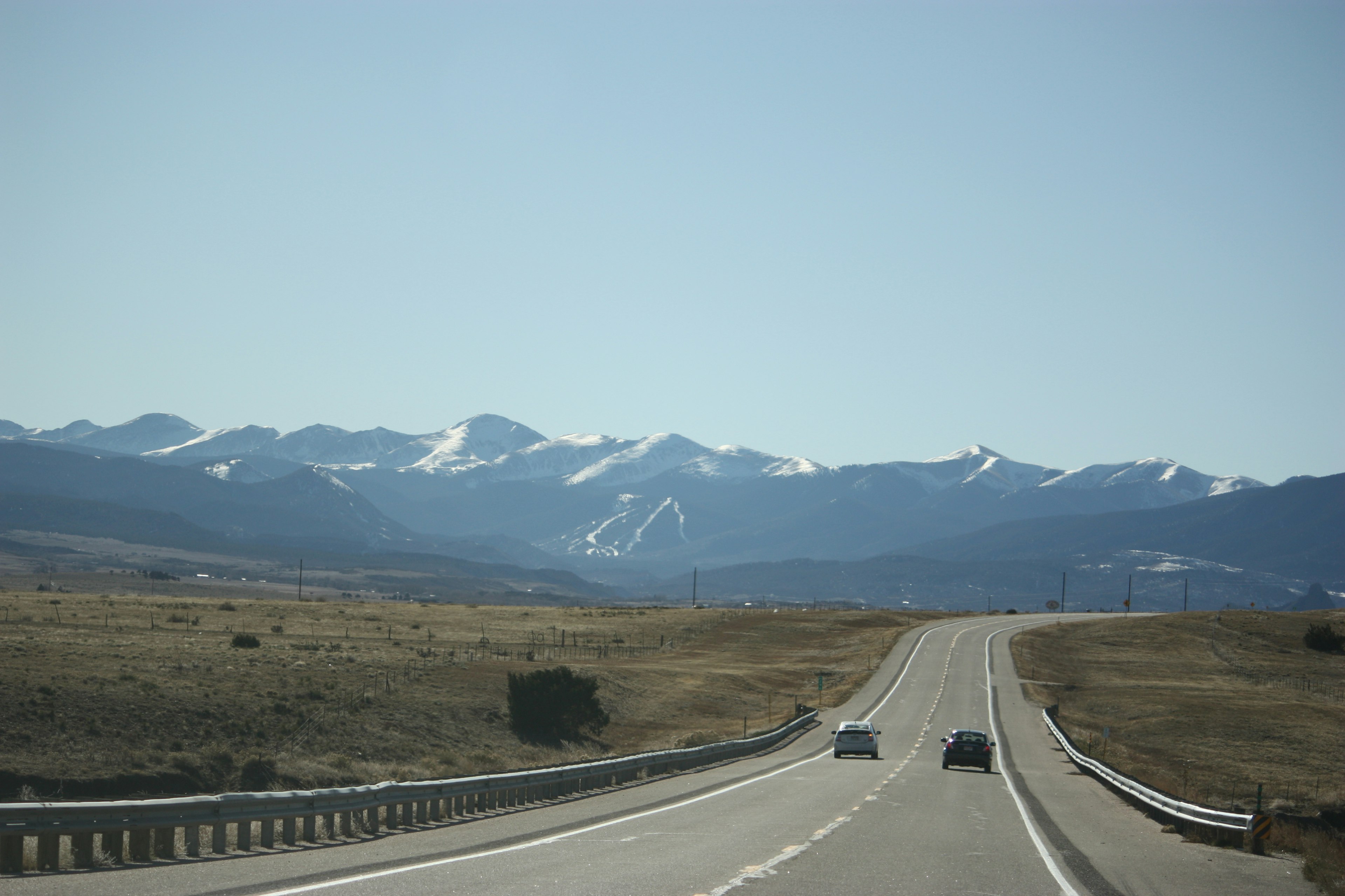 Carretera escénica con montañas y cielo azul claro