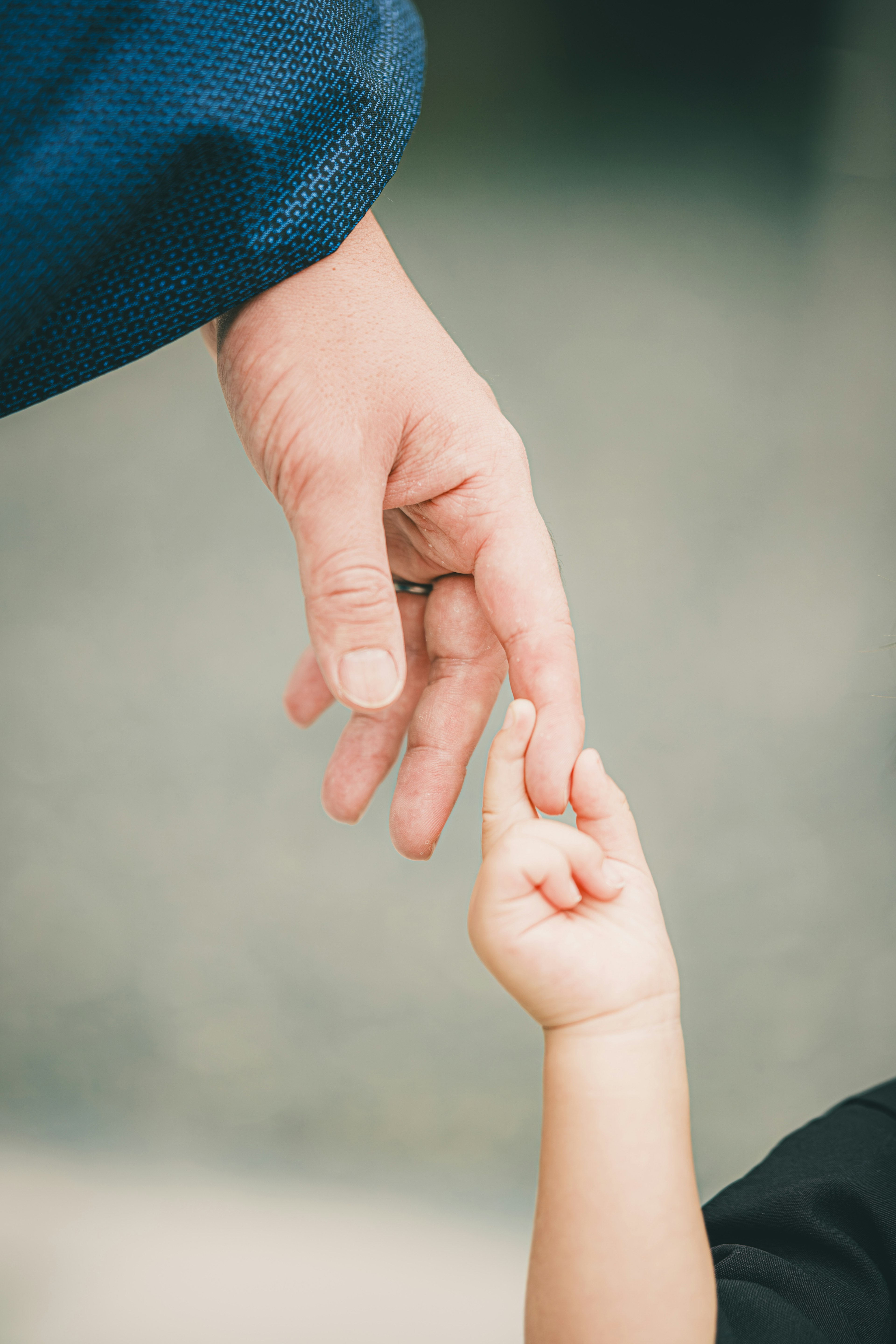 Un moment capturant la connexion entre une main d'adulte et une main d'enfant