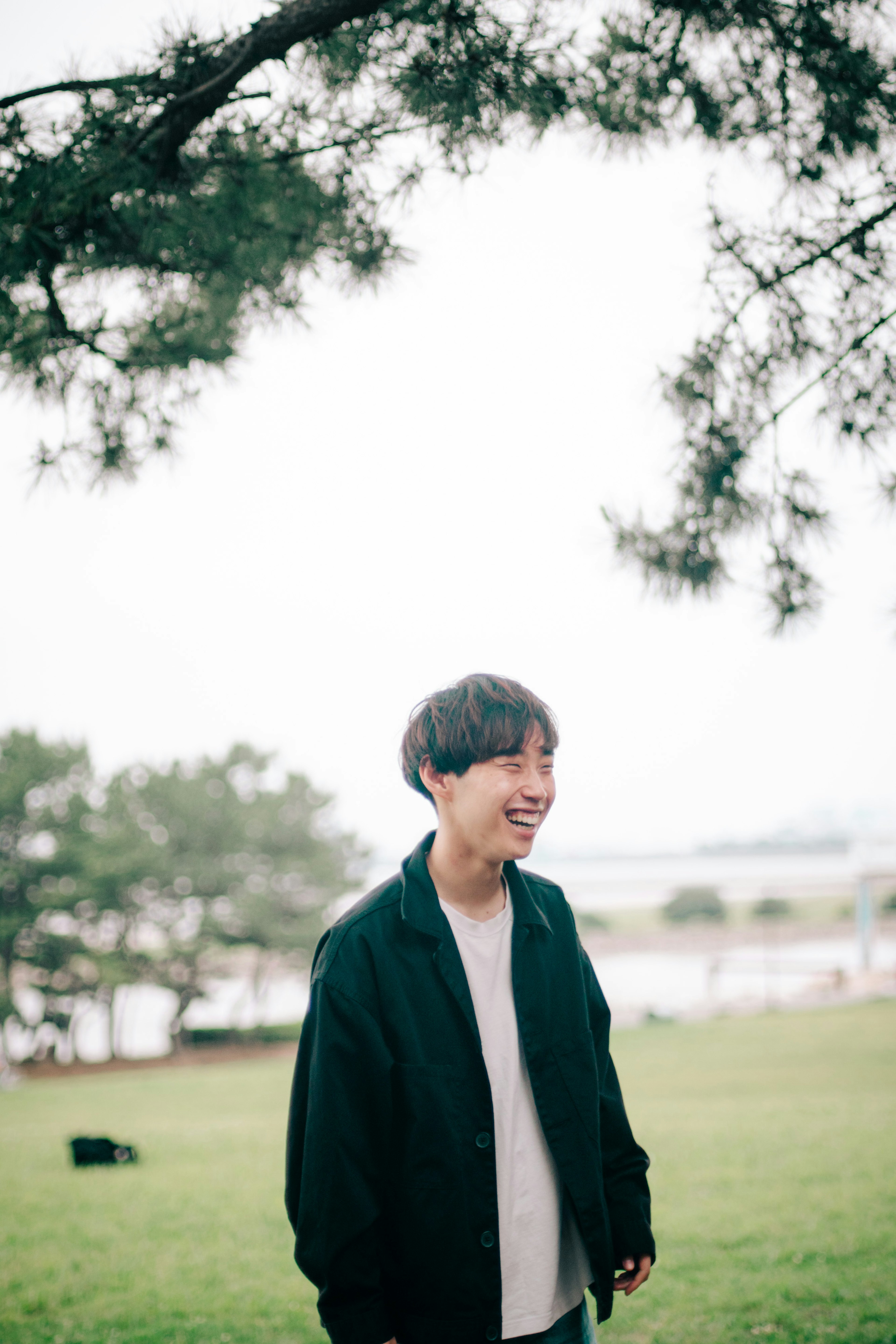 Un jeune homme souriant dans un parc