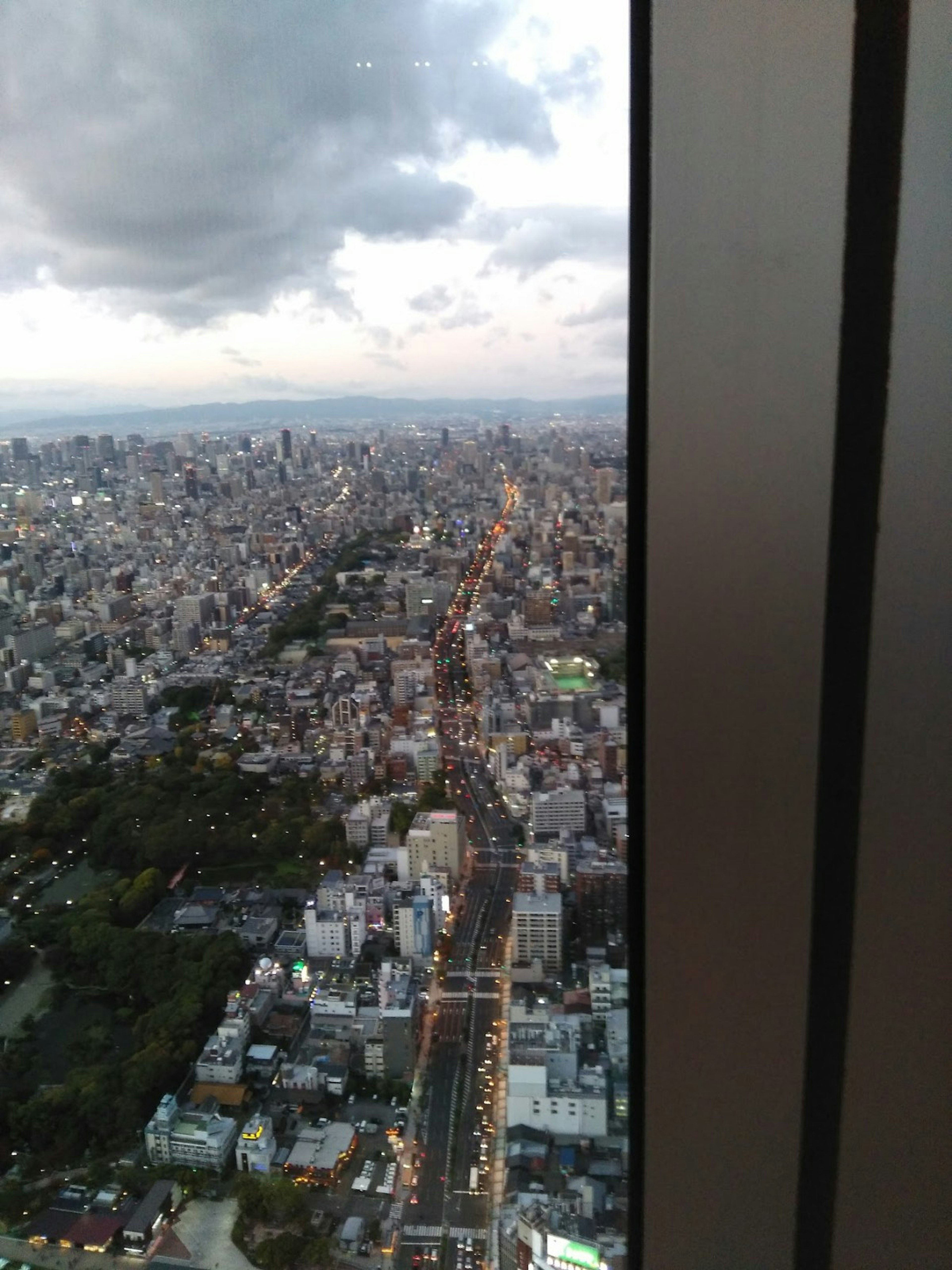 高層ビルからの都市のパノラマビュー夜景が見える