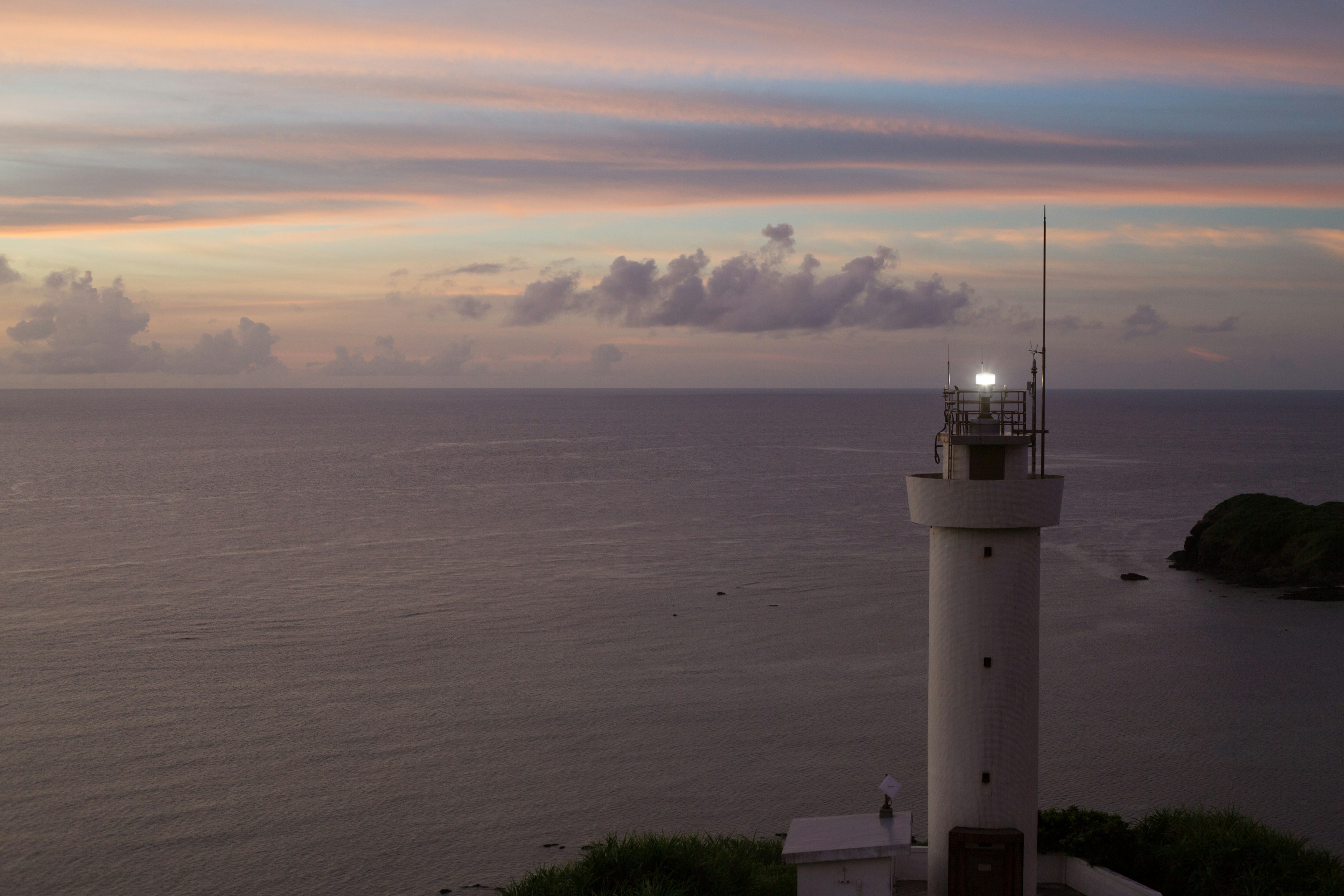 Faro frente al océano con un hermoso cielo al atardecer