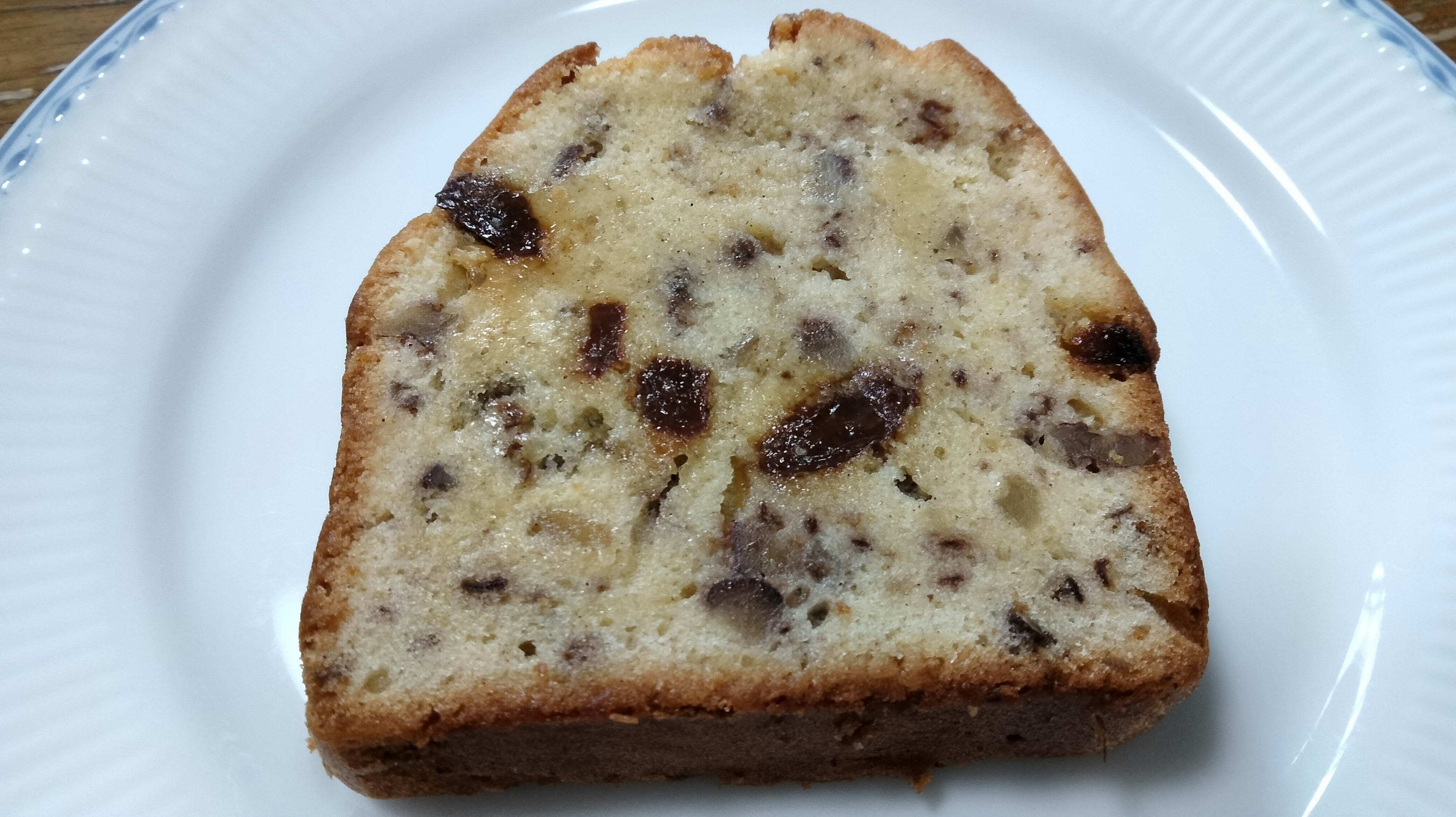 Rebanada de pan de plátano en un plato blanco