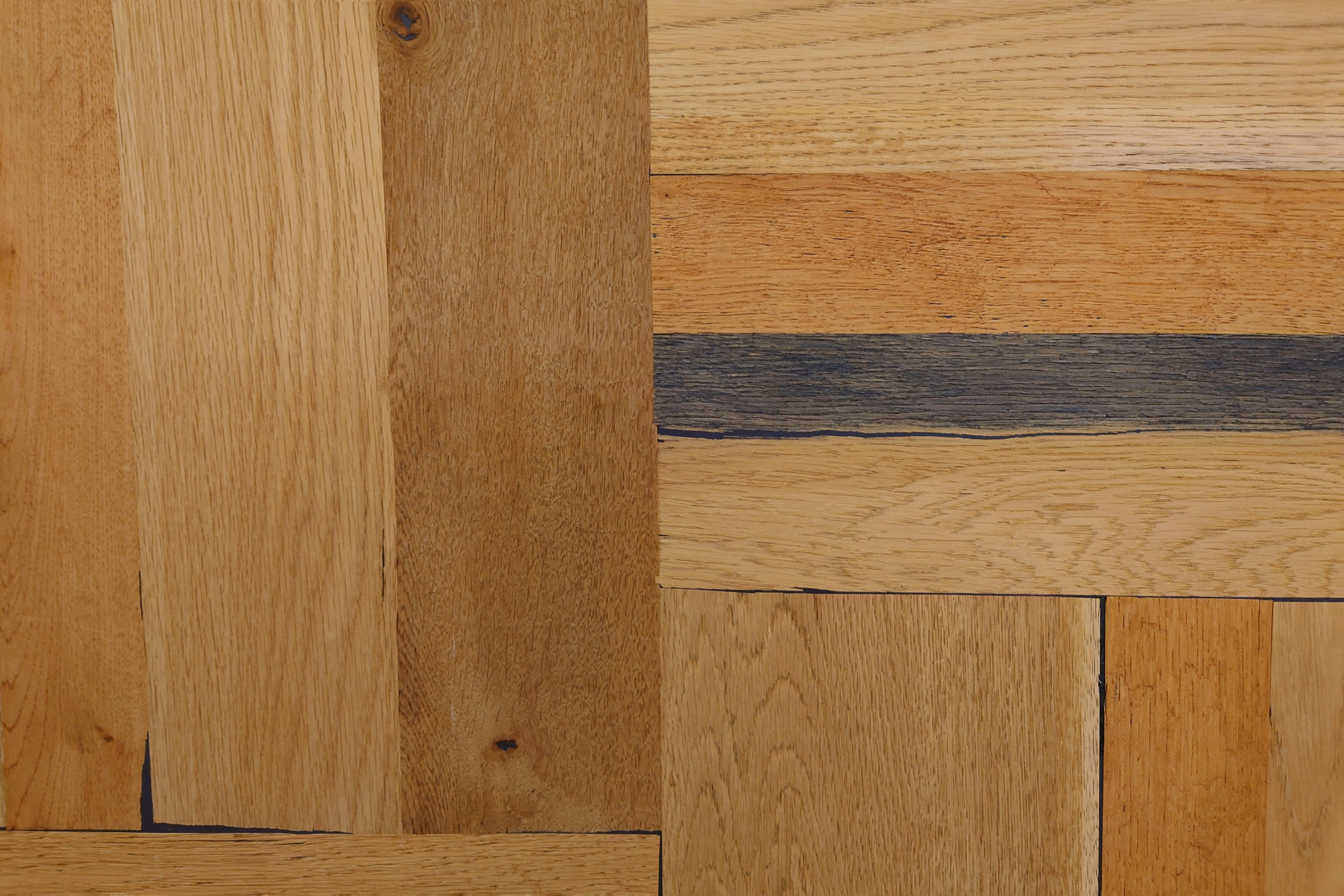 Image de parquet en bois montrant différentes teintes et textures de bois