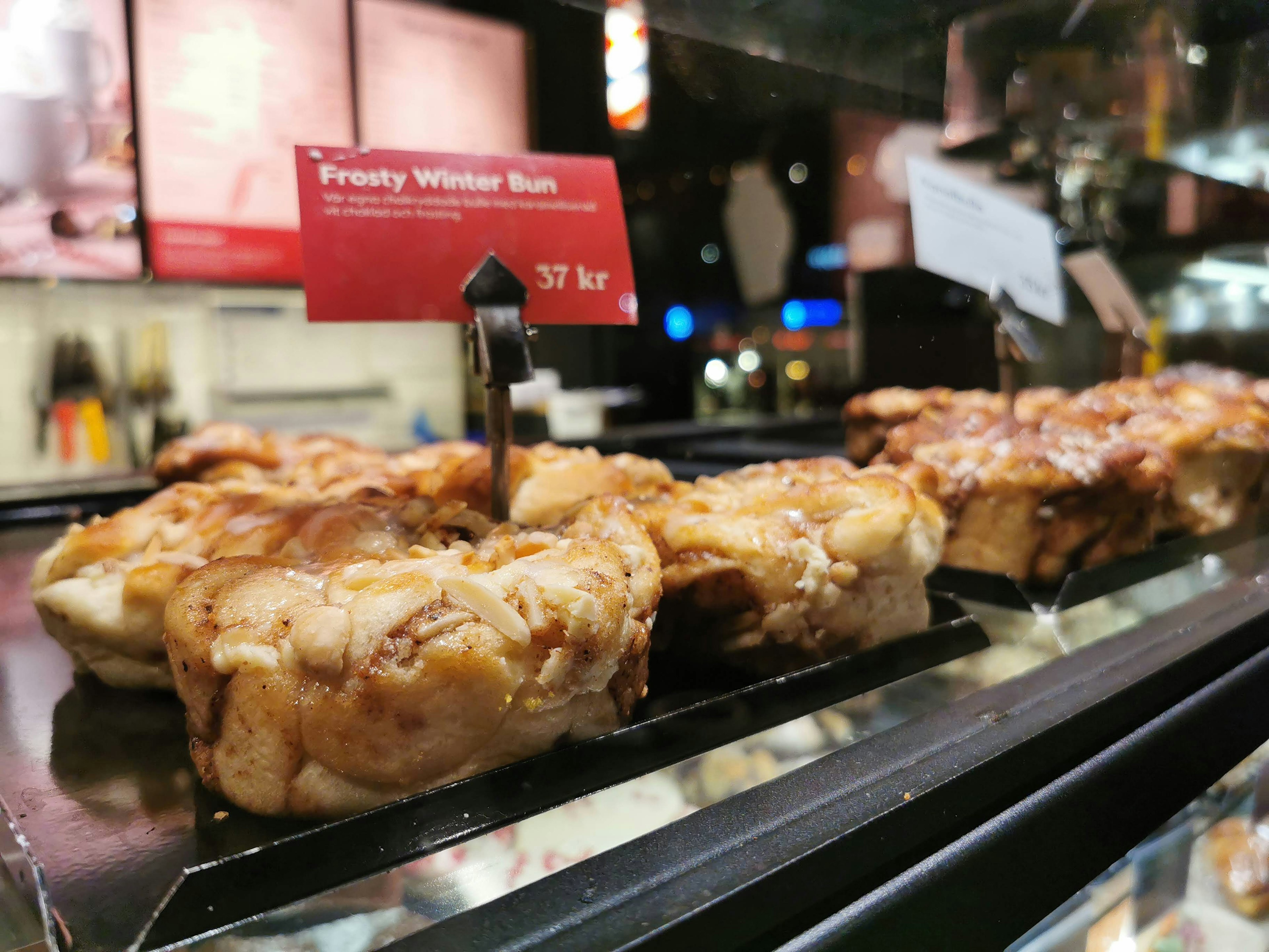 Pâtisserie sucrée finlandaise exposée dans une vitrine de café