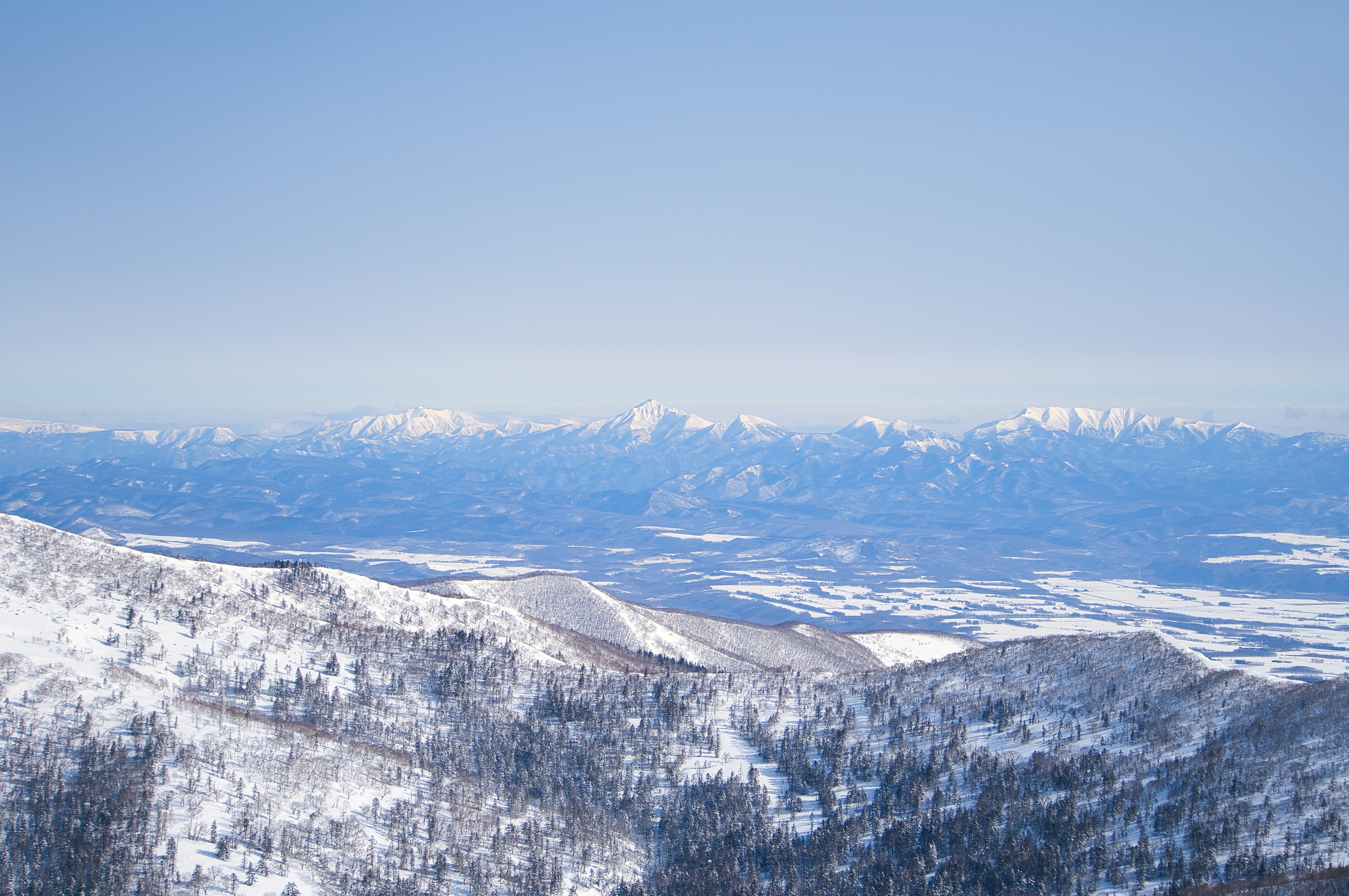 Paysage magnifique de montagnes enneigées et ciel bleu