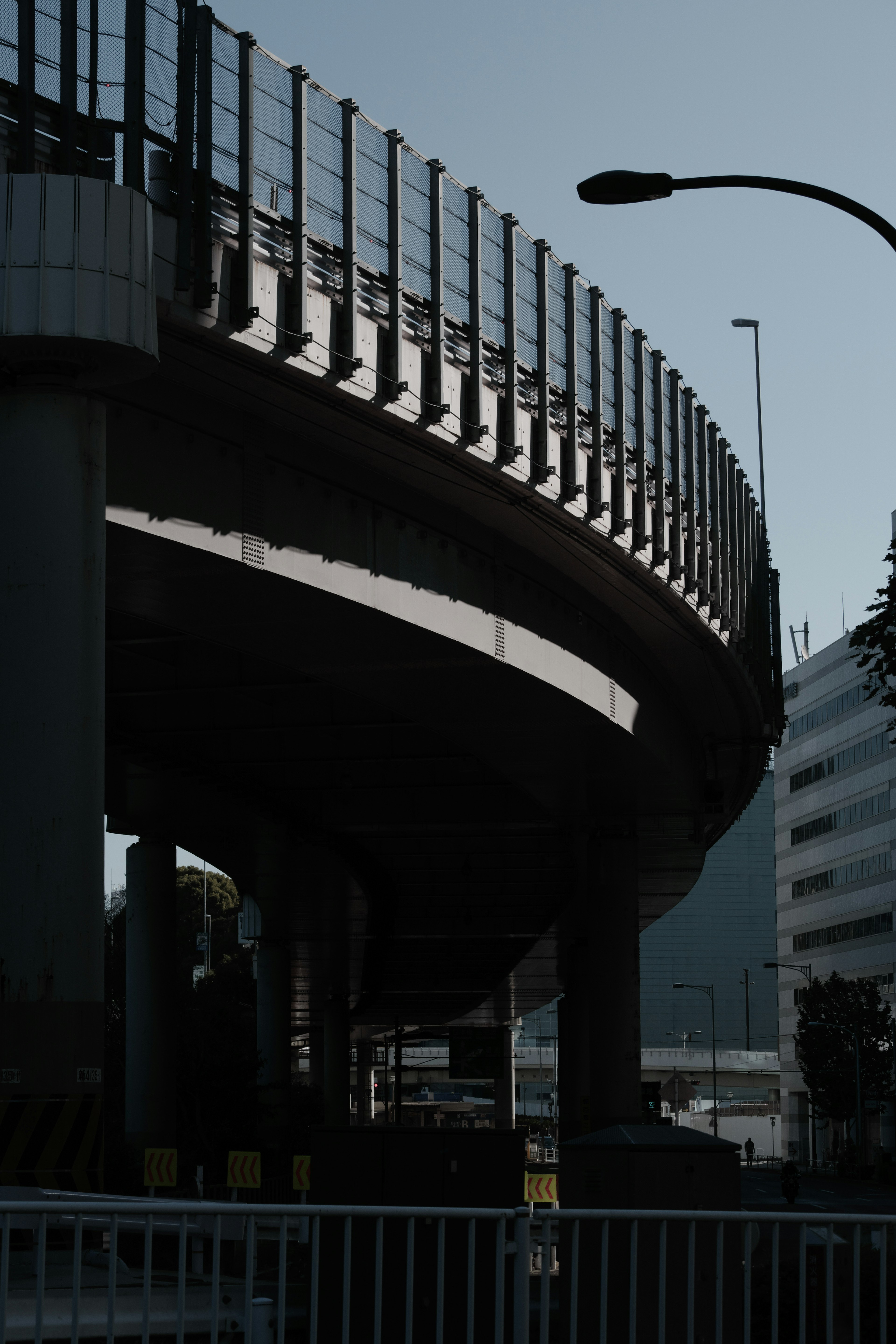 从下方看高架道路结构的轮廓和阴影