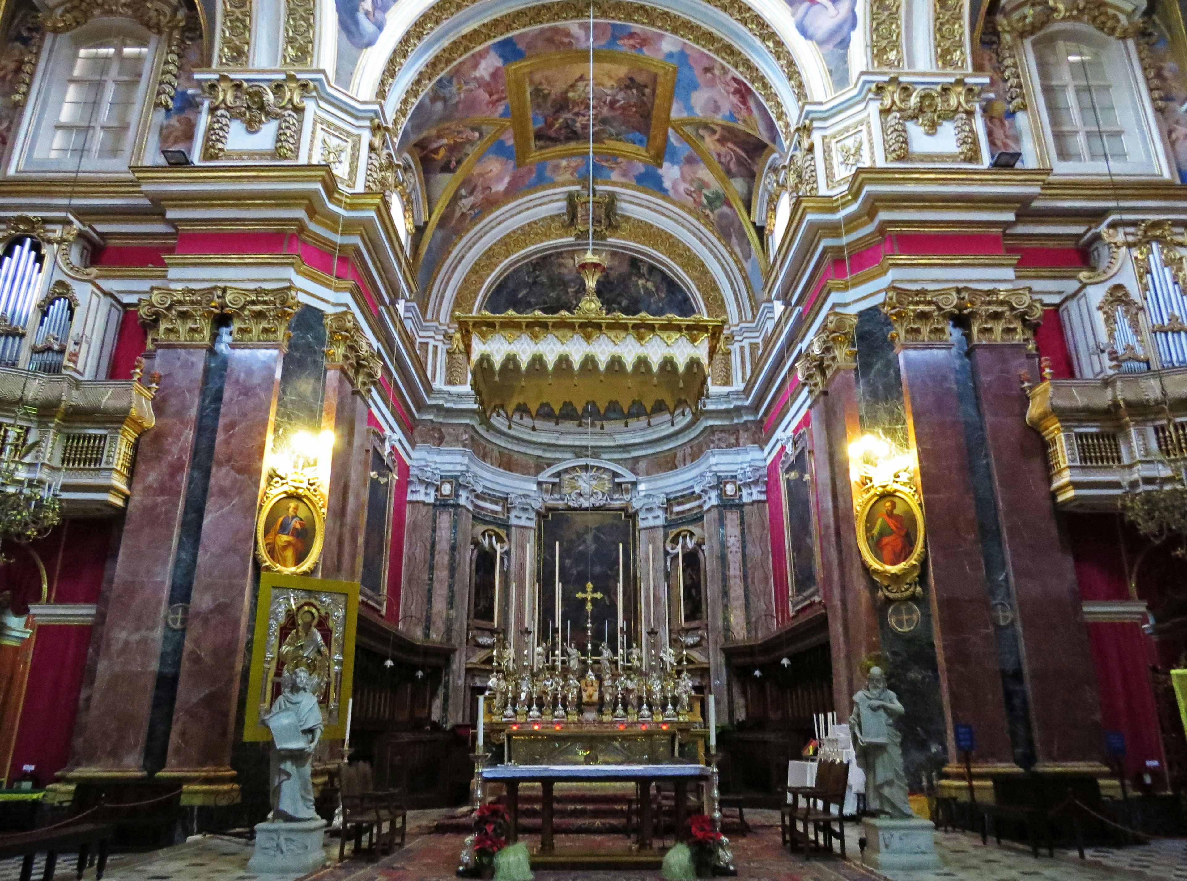 Interior gereja yang indah dengan langit-langit fresco yang megah kolom dekoratif yang cerah dan patung