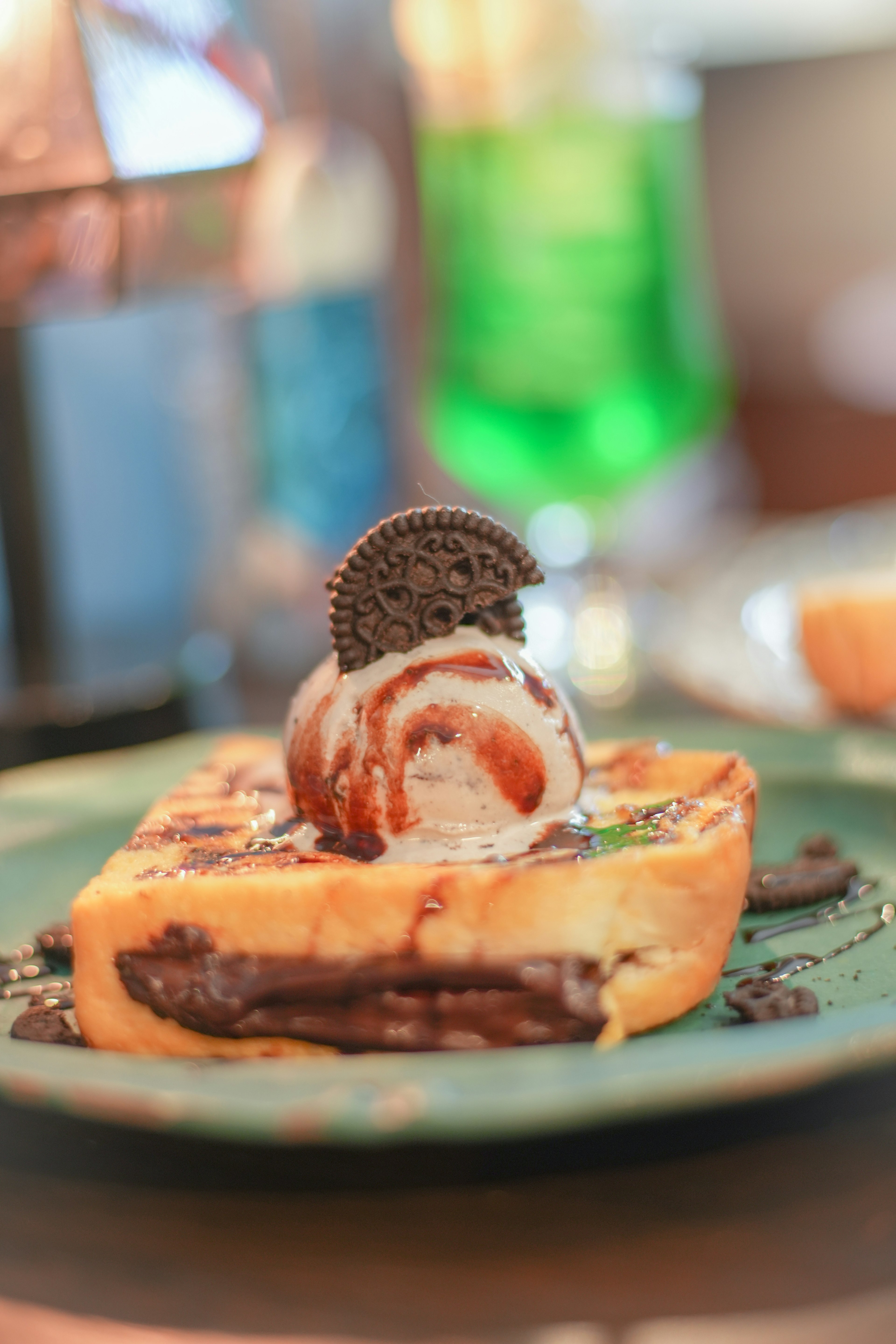 Assiette de dessert avec glace et biscuit Oreo sur le dessus