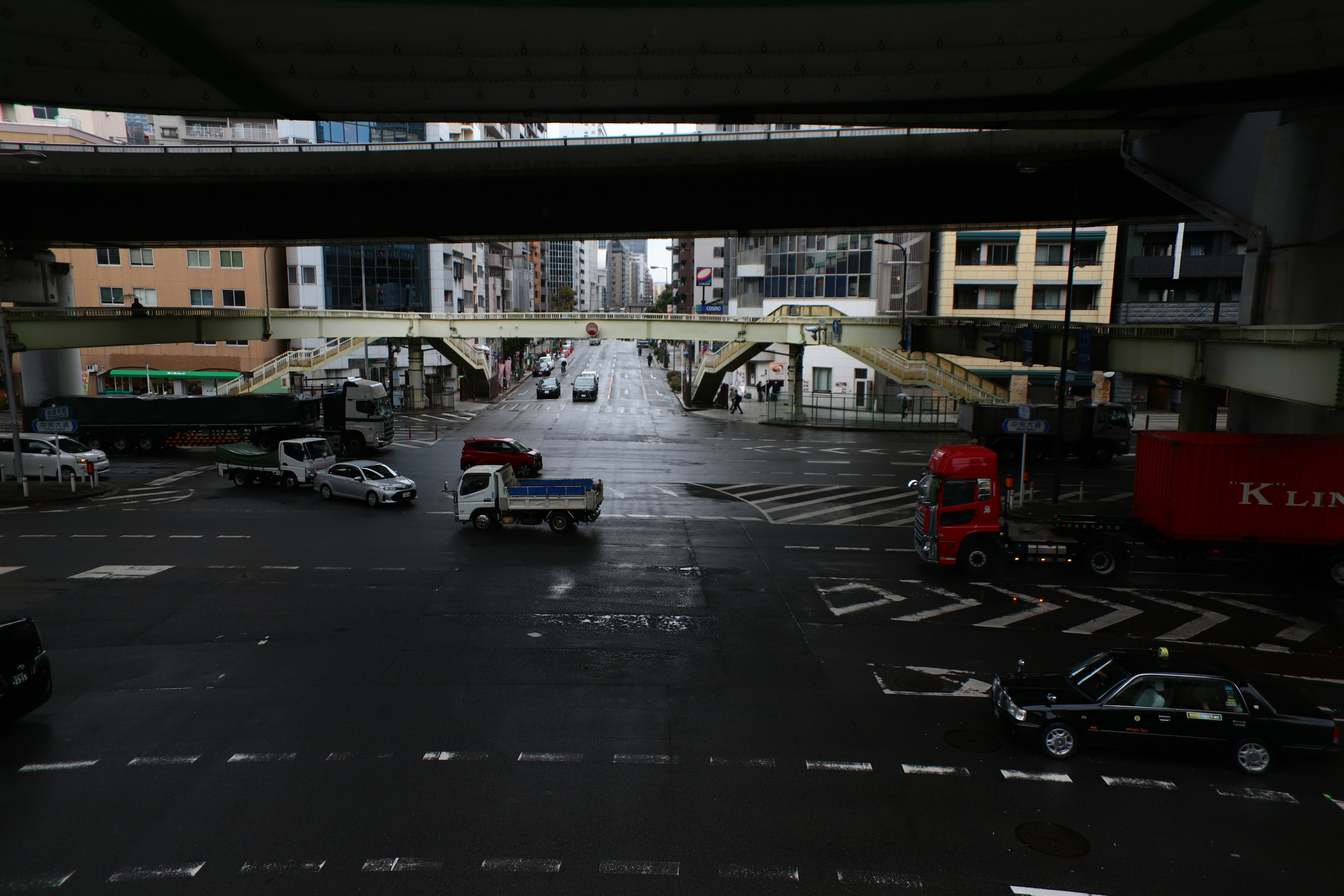 都市の交差点の風景 車両が少ない雨の日の情景