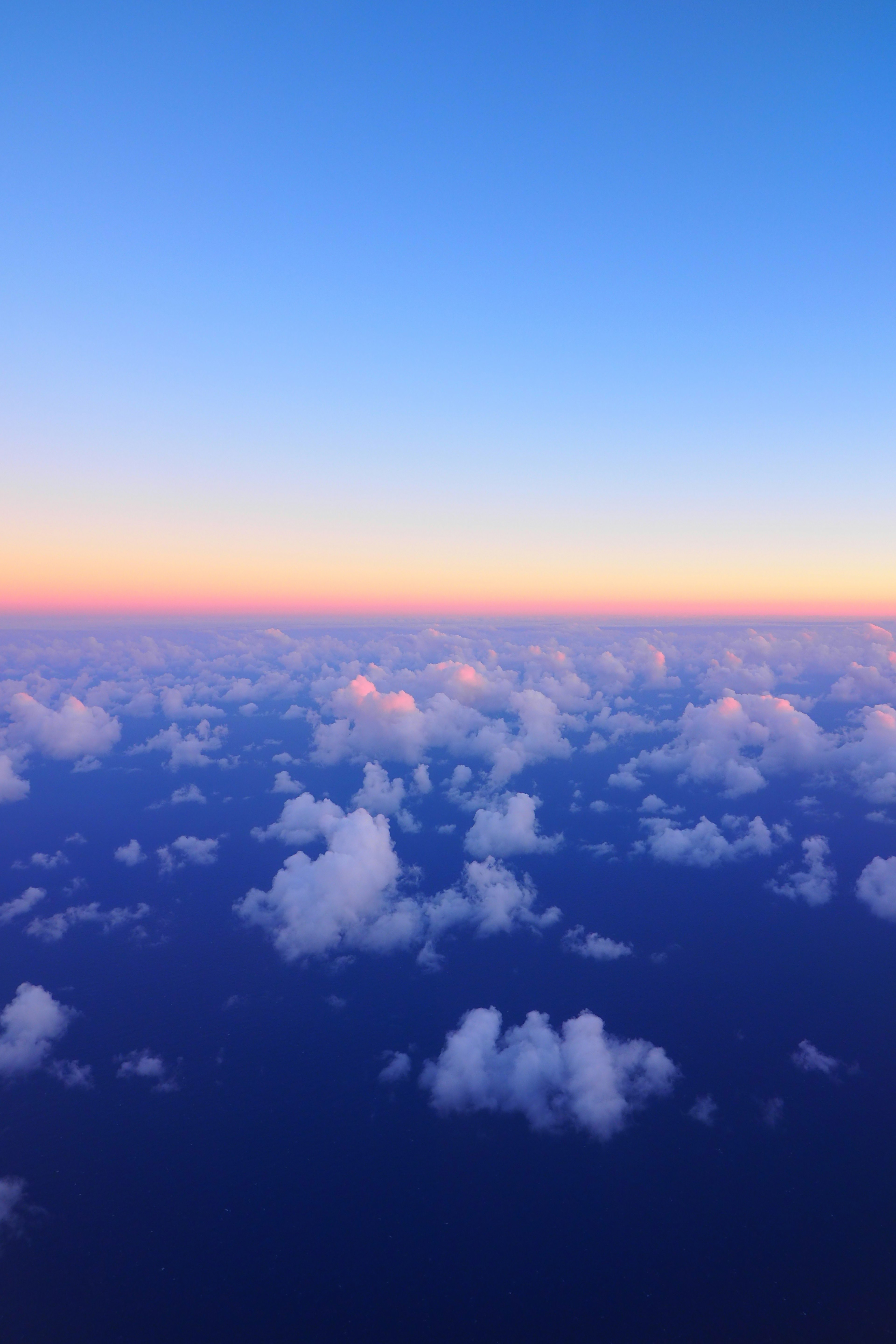 青空と雲の広がる美しい風景