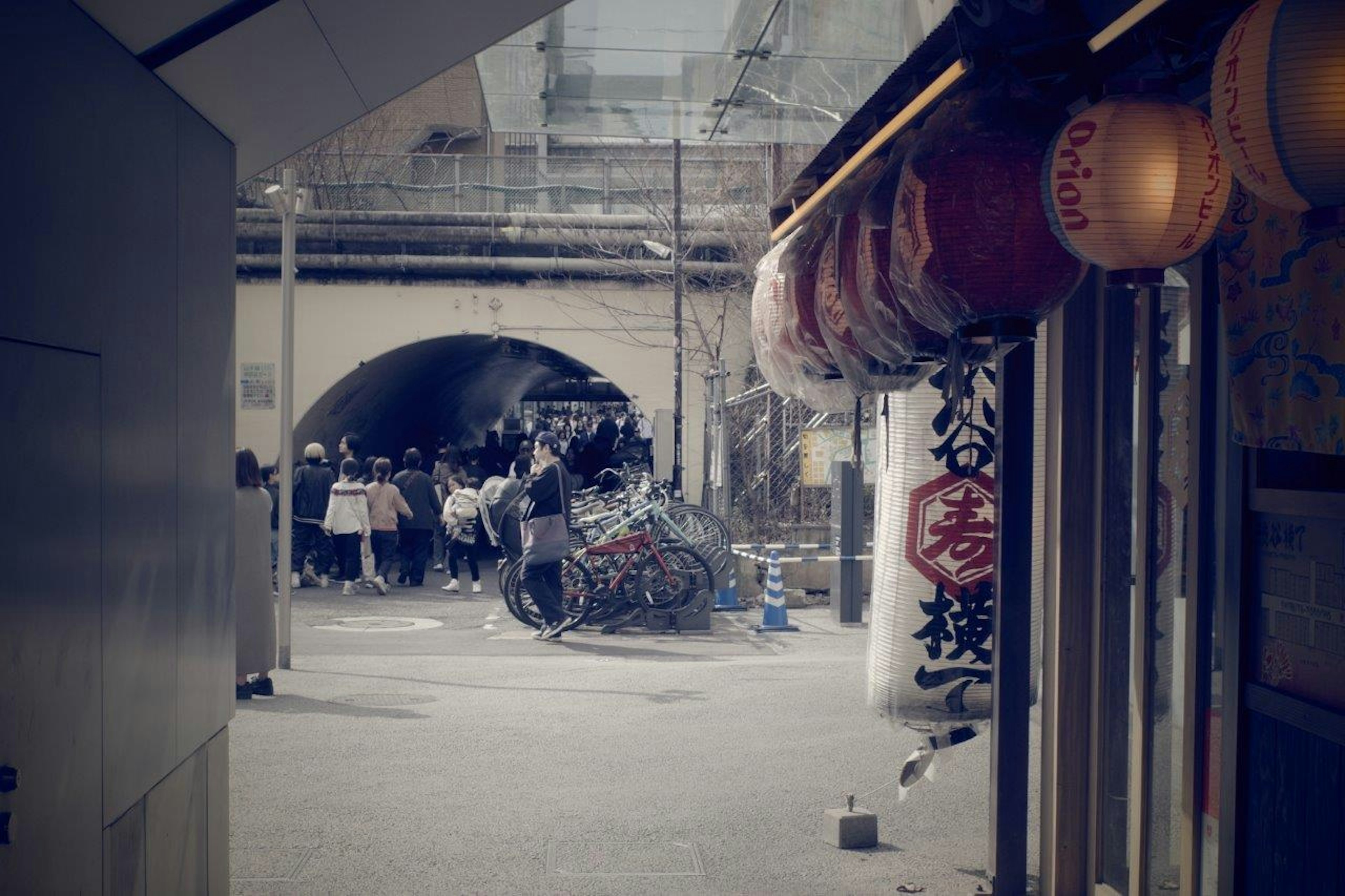 トンネルの前に人々が集まる街並みの風景