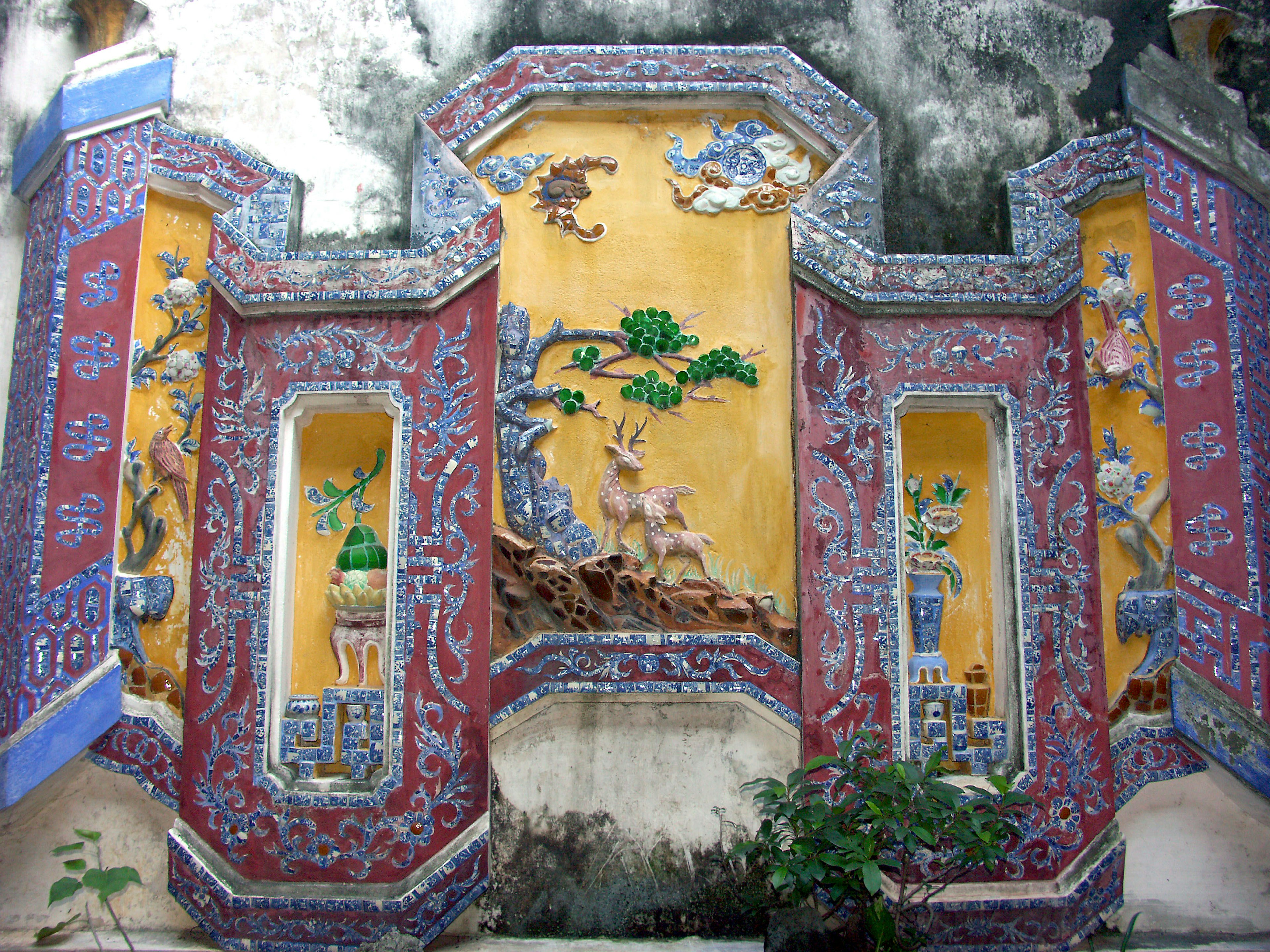 Lebendige Wanddekoration mit komplizierten Wandmalereien in einem alten Tempel