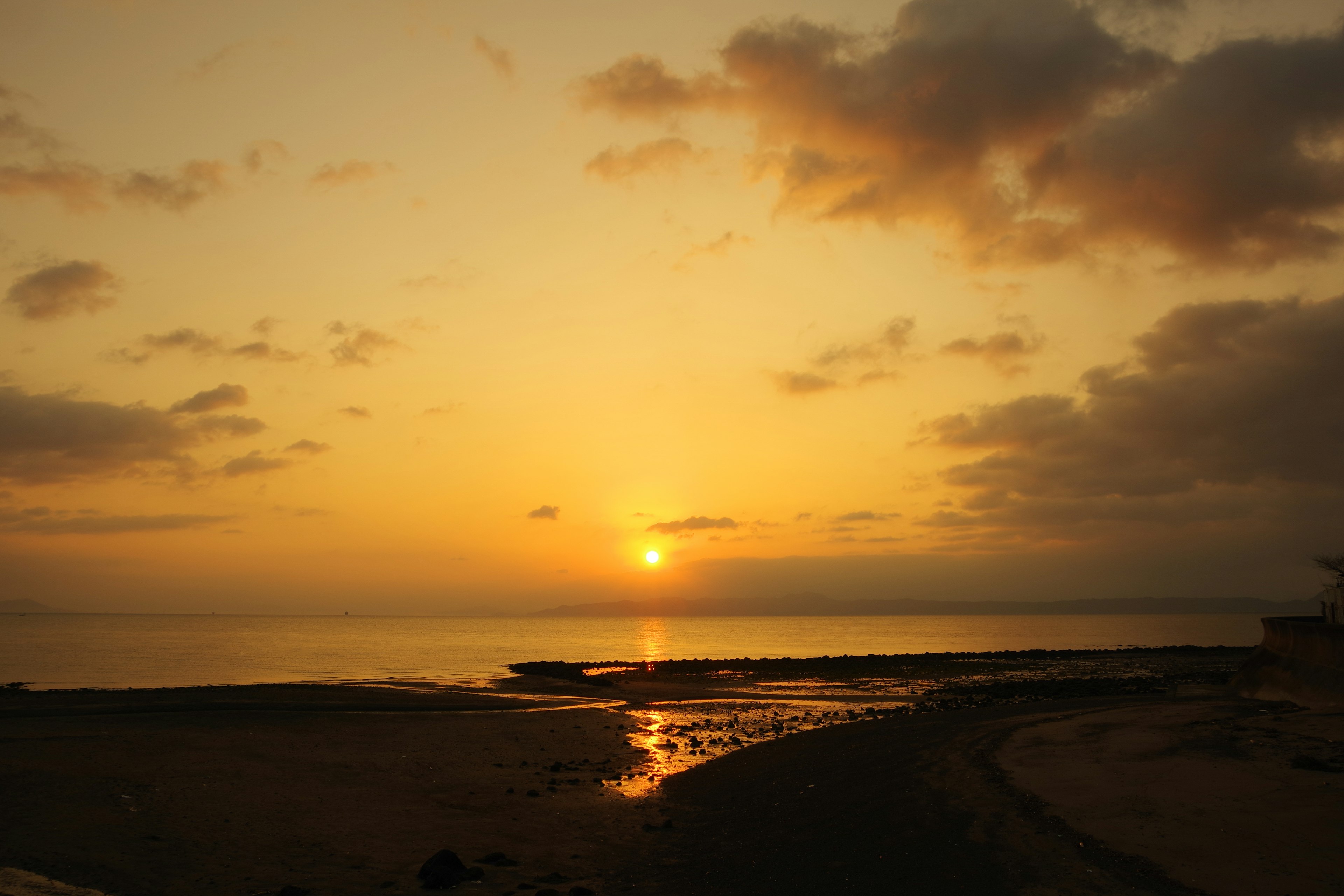 Magnifique paysage du soleil se couchant sur l'océan