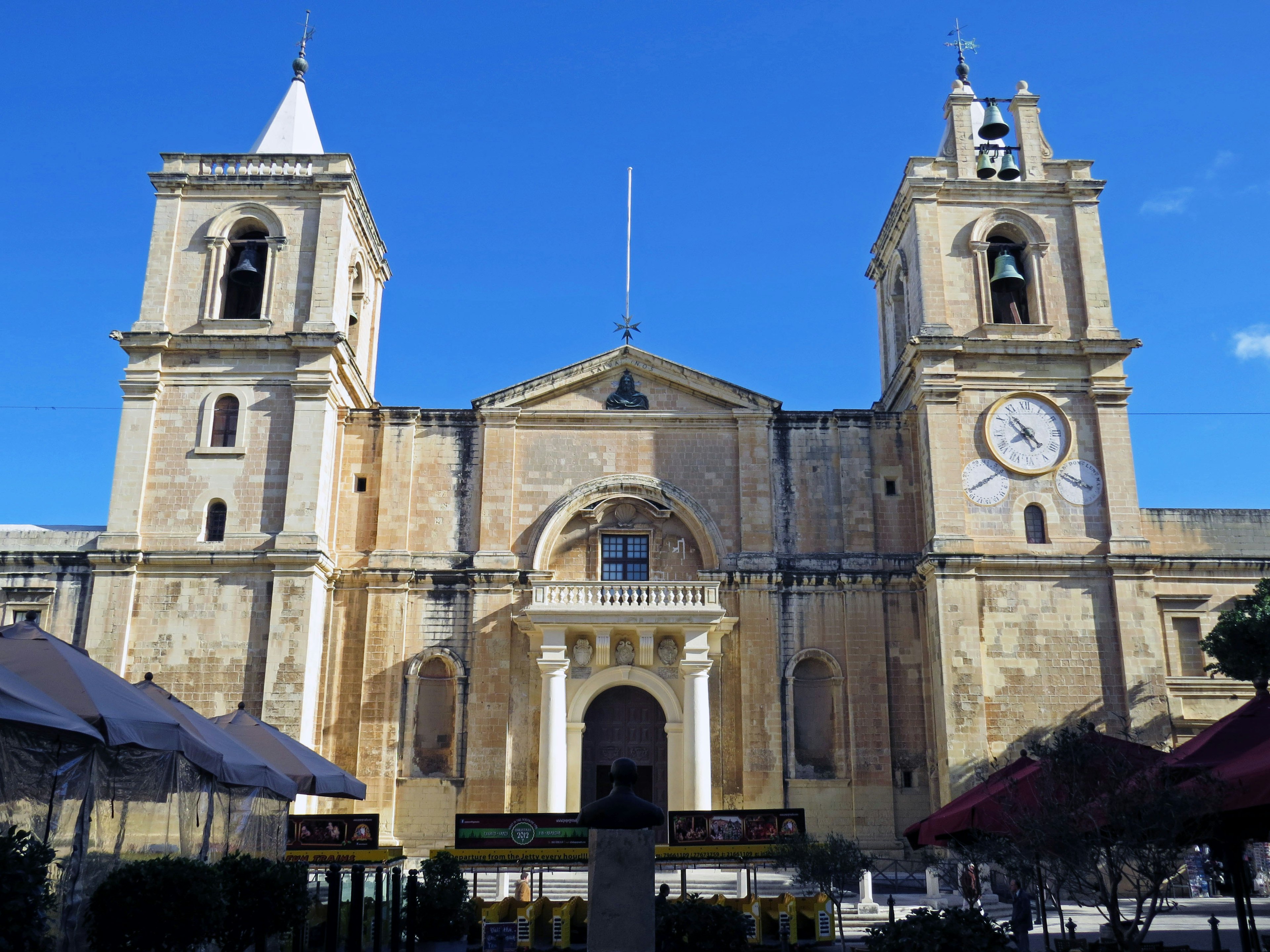 Façade grandiose de la co-cathédrale Saint-Jean à La Valette avec ciel bleu