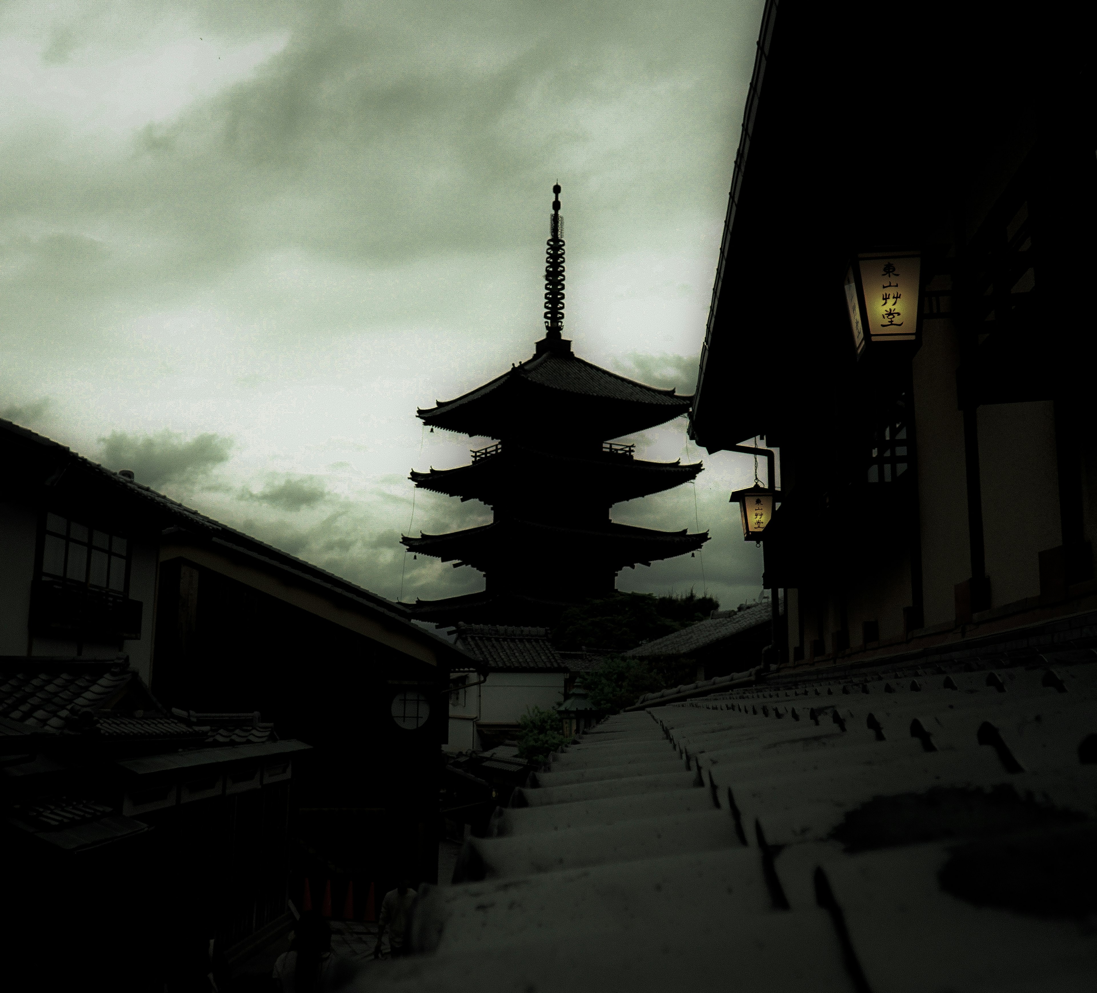 Silueta de una pagoda y edificios antiguos bajo un cielo oscuro