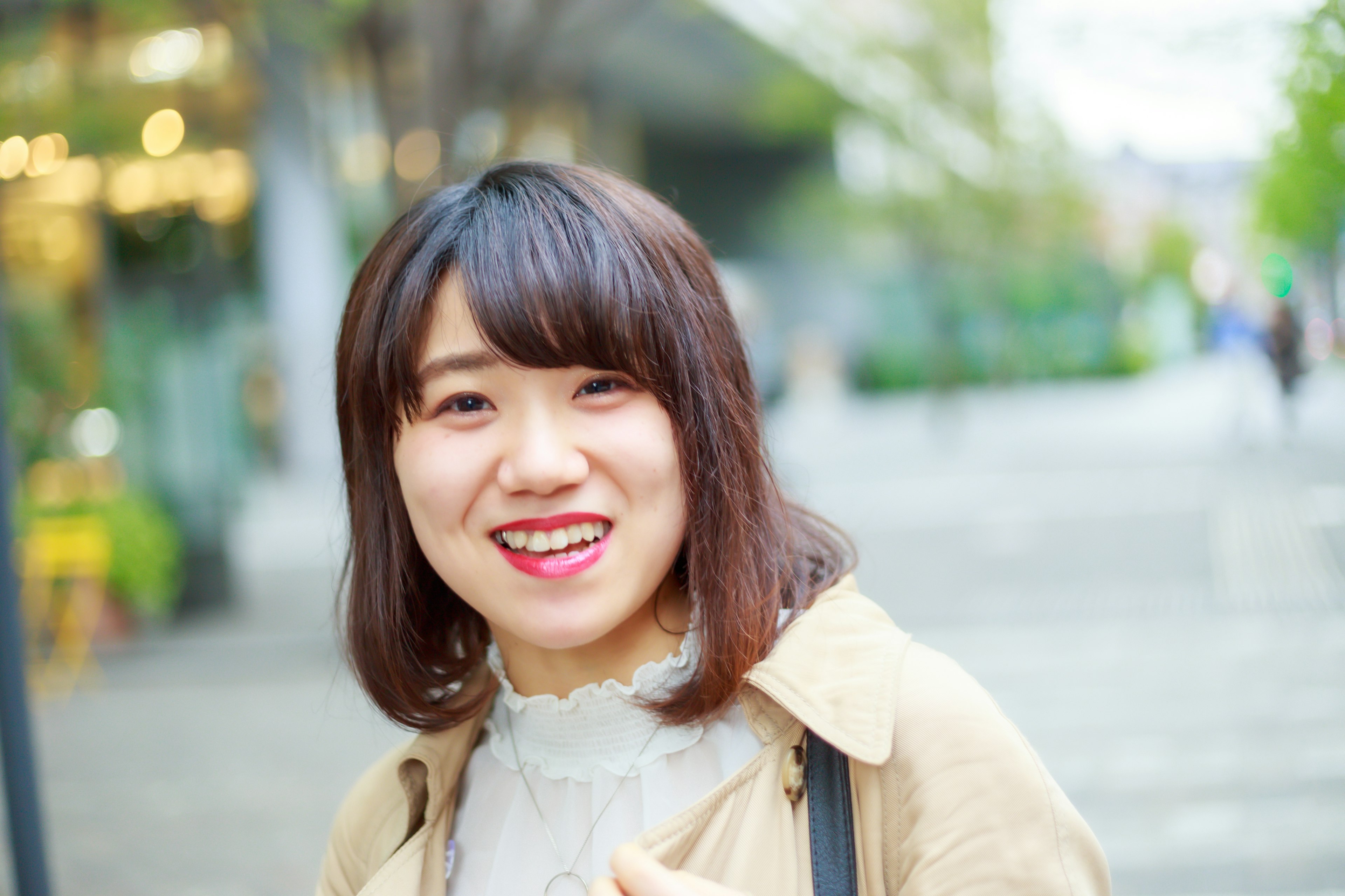 Mujer sonriente con ropa casual en un entorno urbano