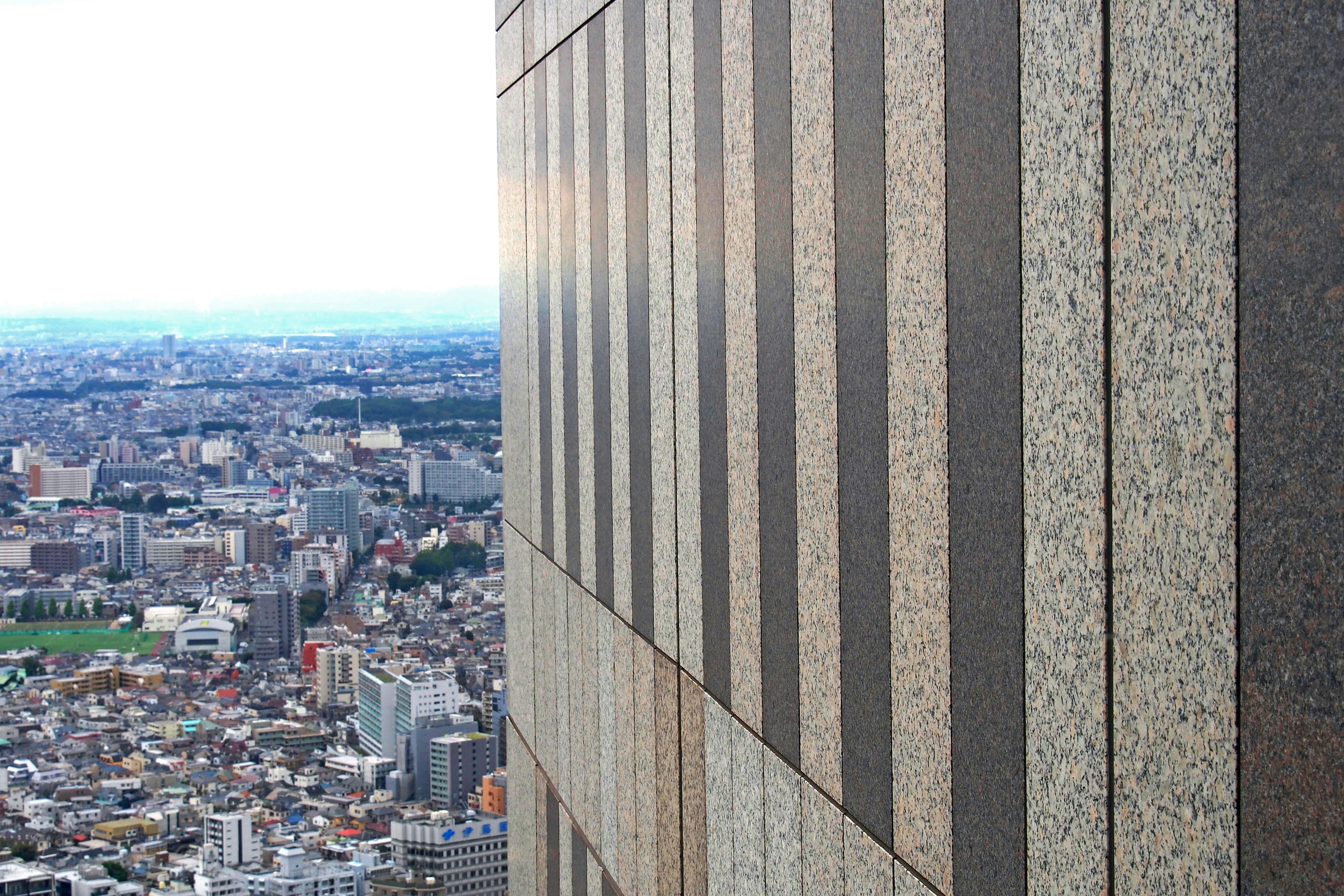 高層ビルの外壁のストライプ模様と都市の景観