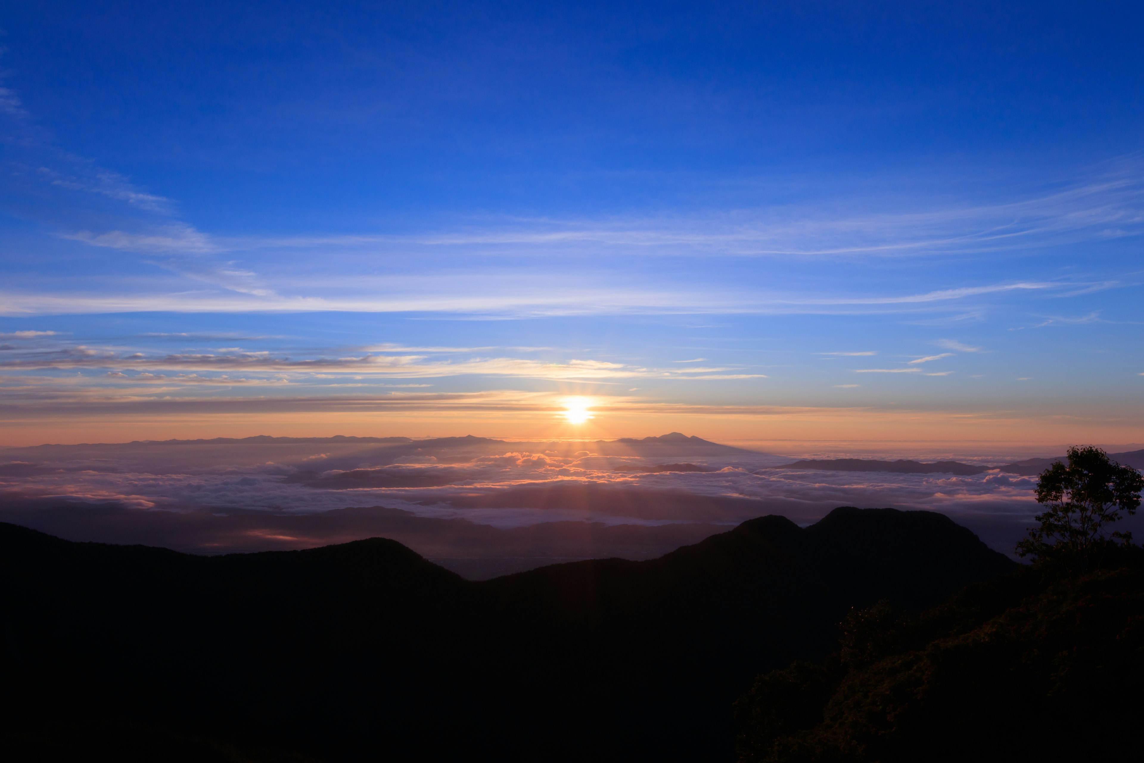 Majestuoso amanecer sobre un cielo azul con nubes